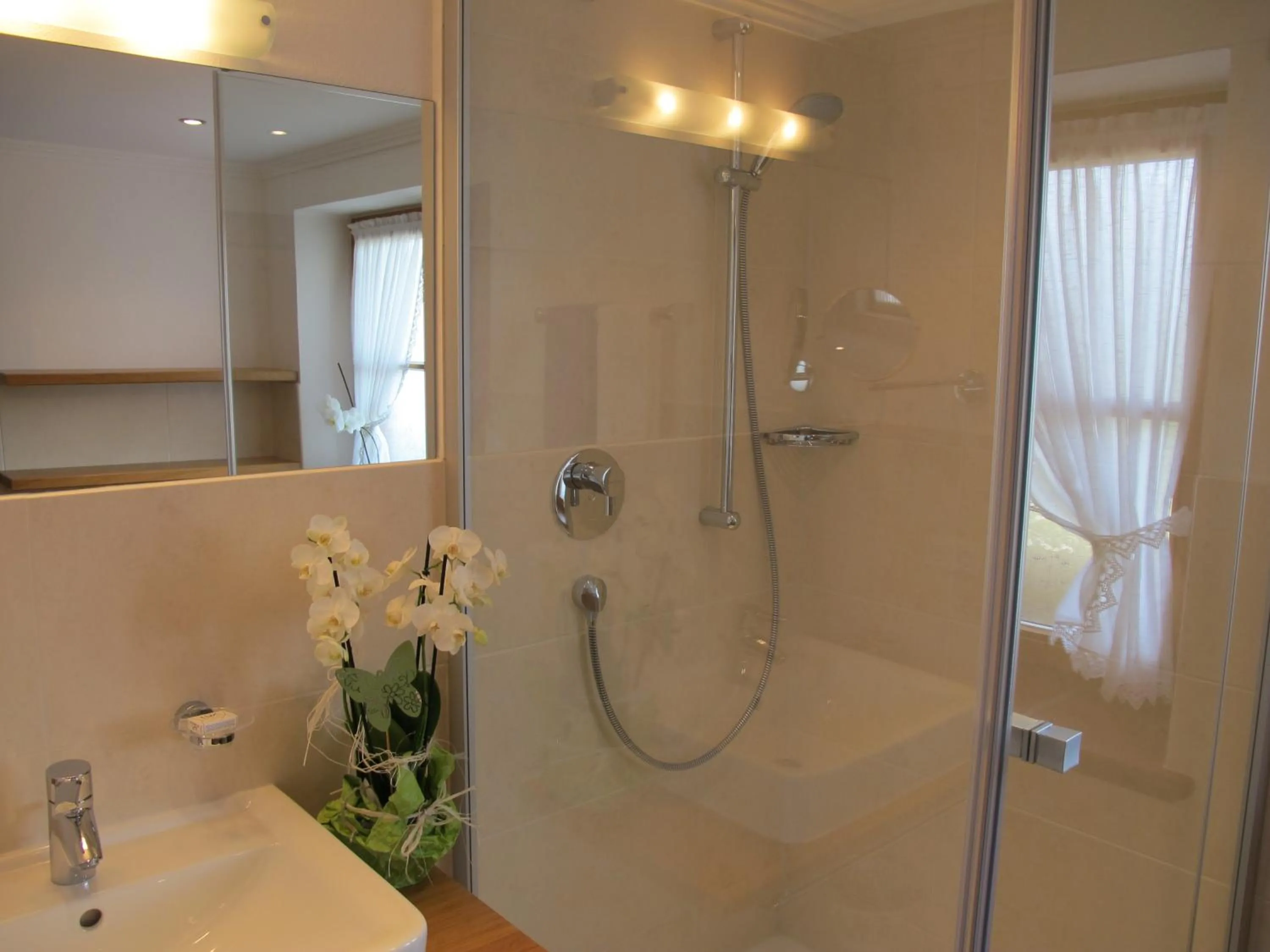 Shower in Gästehaus Bergstüberl