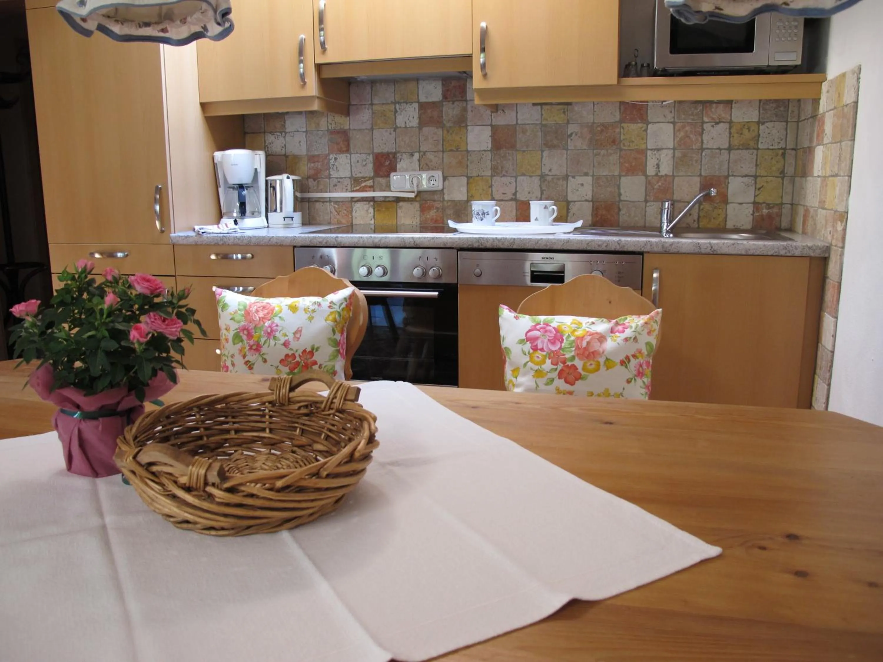 Kitchen or kitchenette in Gästehaus Bergstüberl