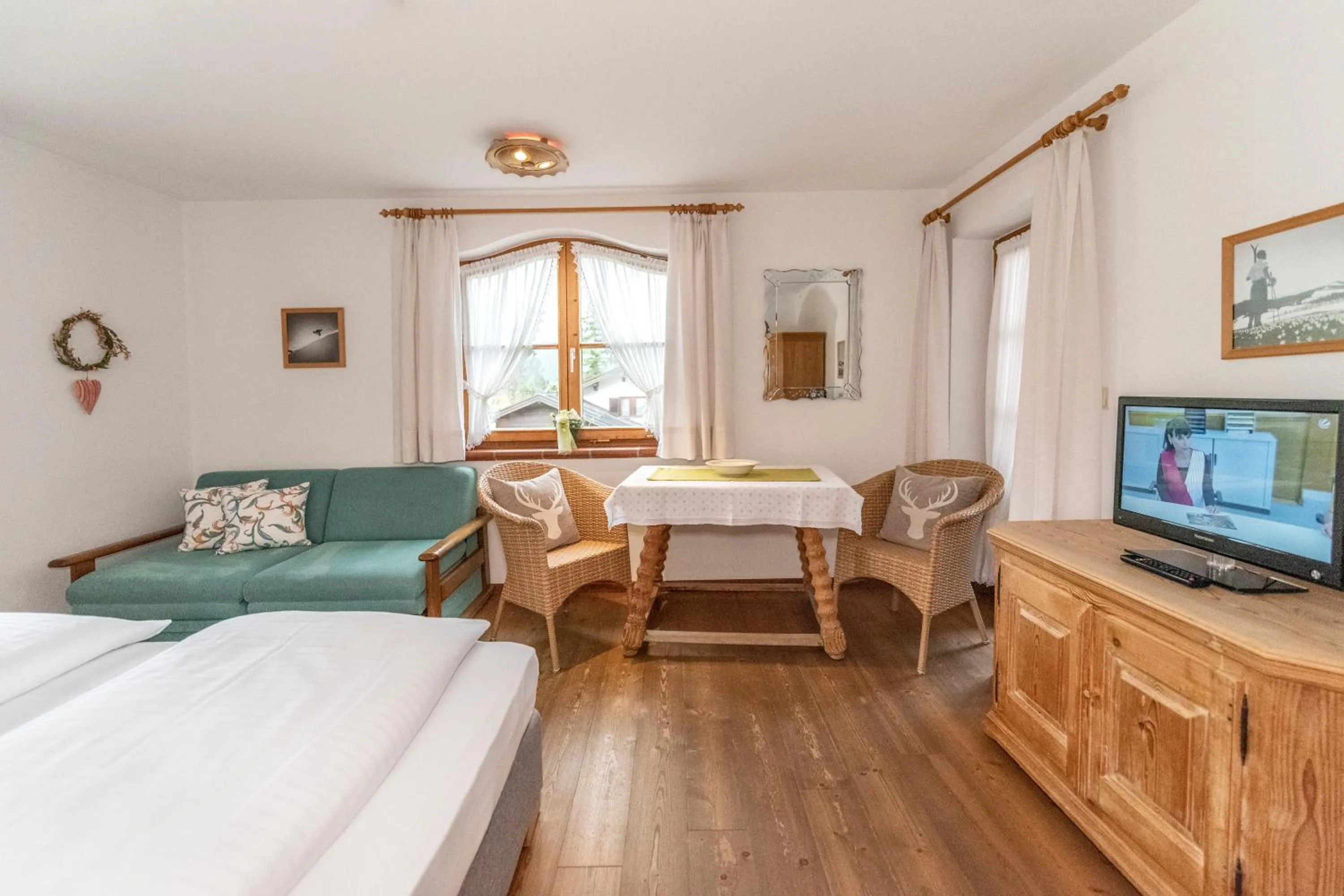 Living room, Bed in Gästehaus Bergstüberl