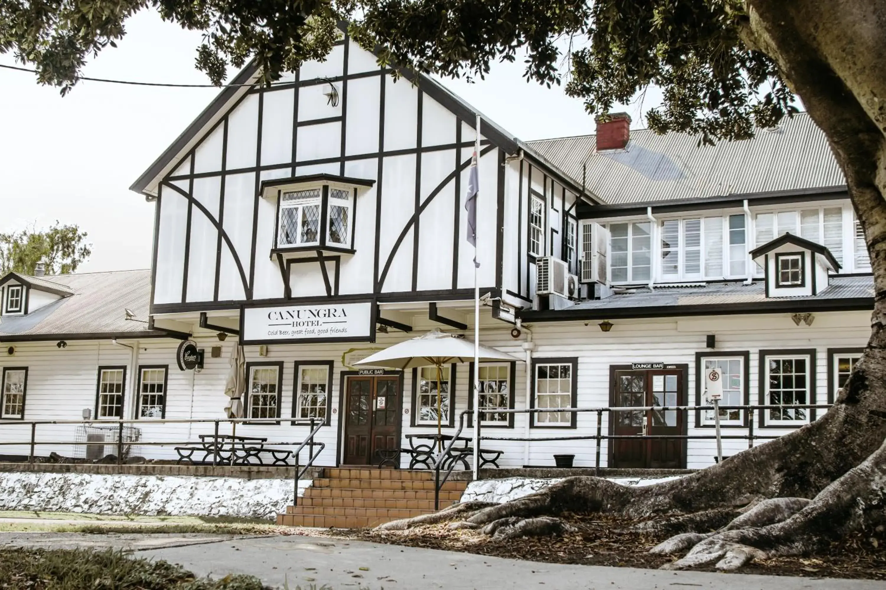 Property building in Canungra Hotel Property building in Canungra Hotel