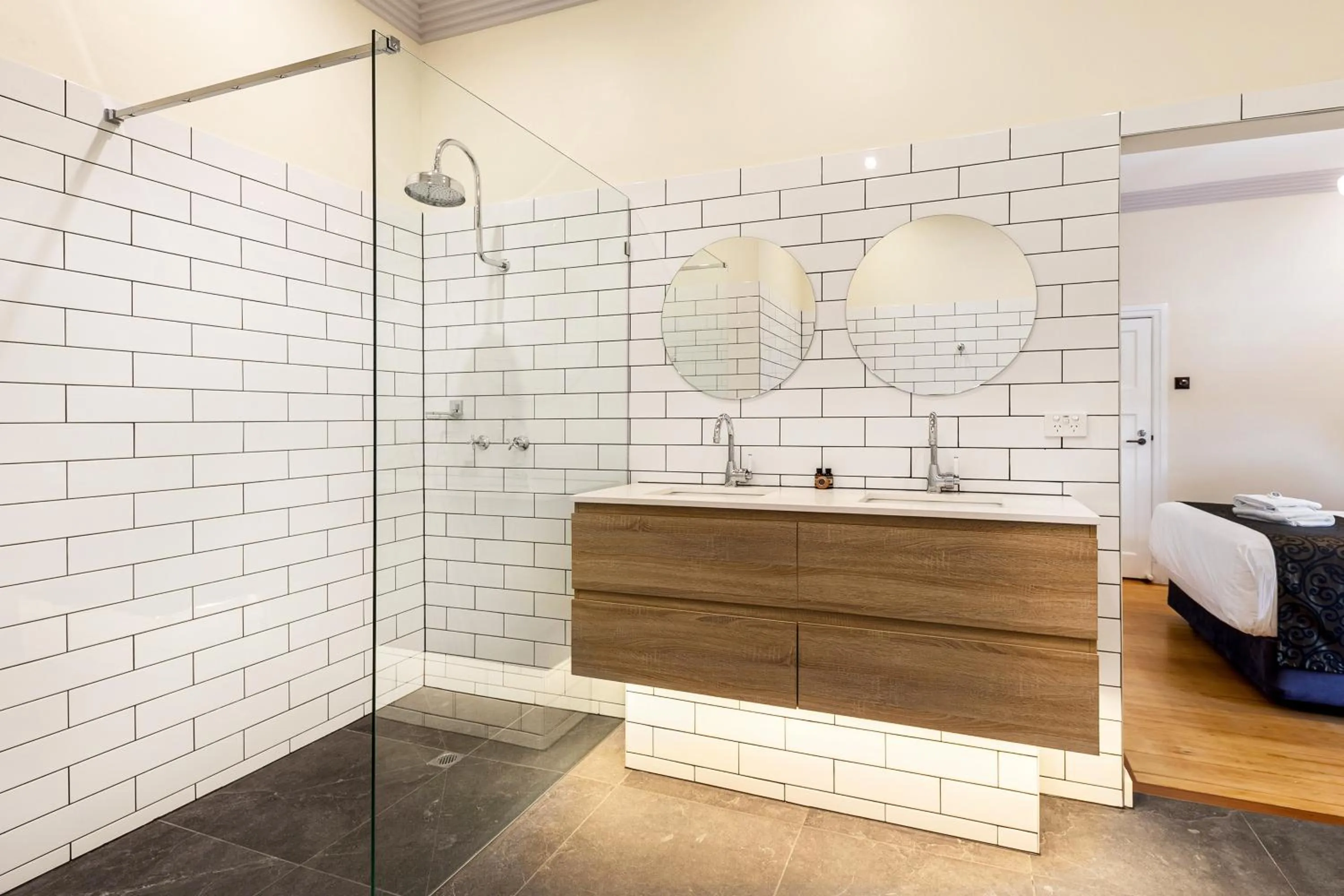 Bathroom, Bed in Canungra Hotel