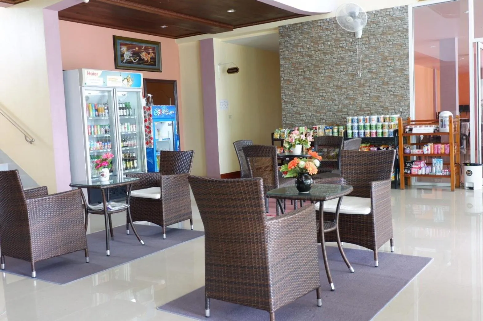 Restaurant/places to eat in Na Chaidej hotel