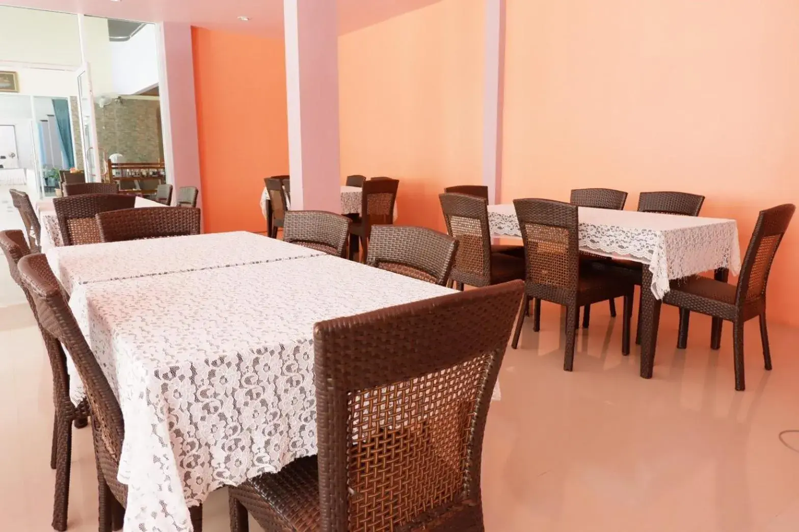 Restaurant/places to eat in Na Chaidej hotel Restaurant/places to eat in Na Chaidej hotel