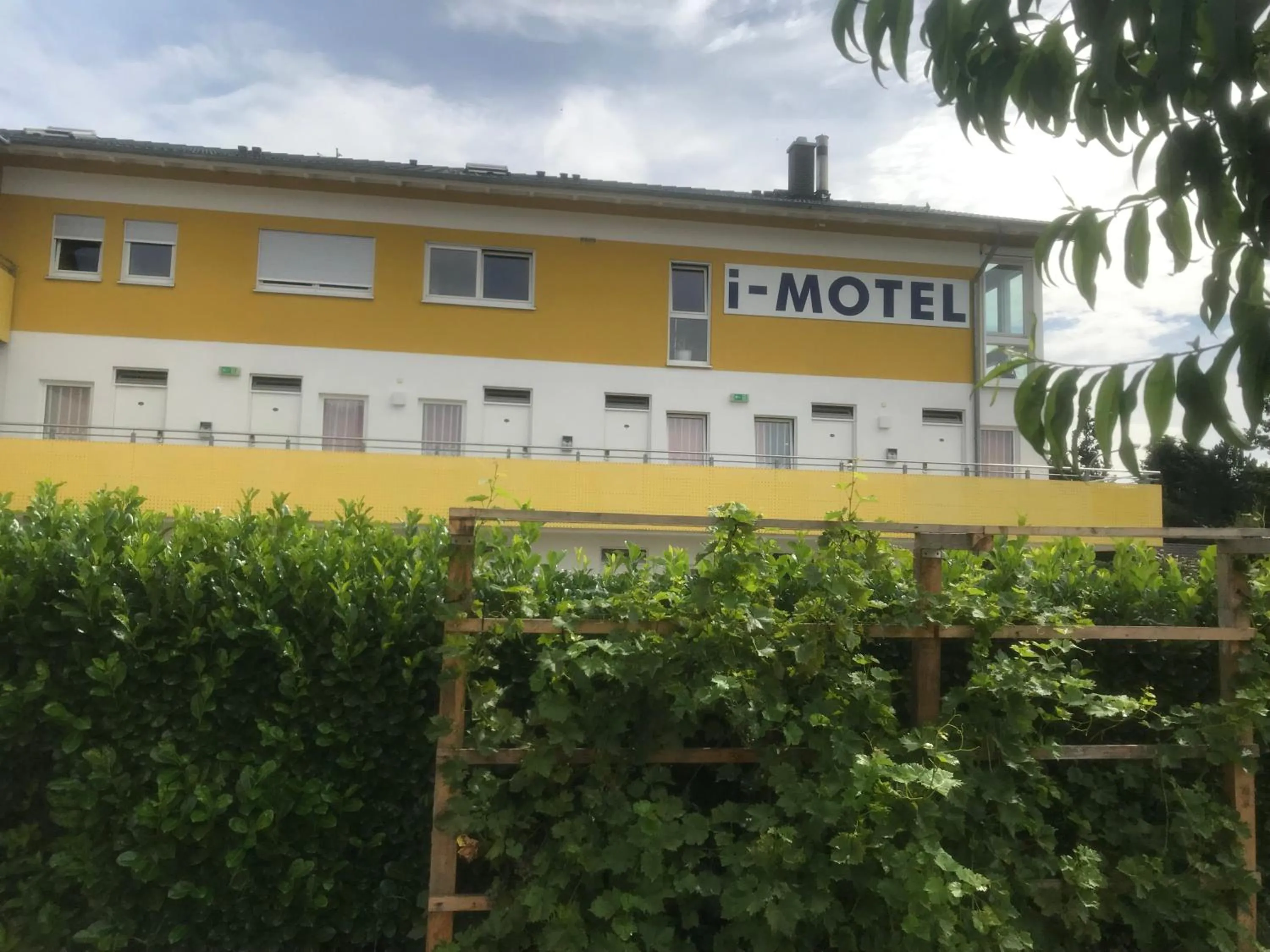 Facade/entrance in i-Motel