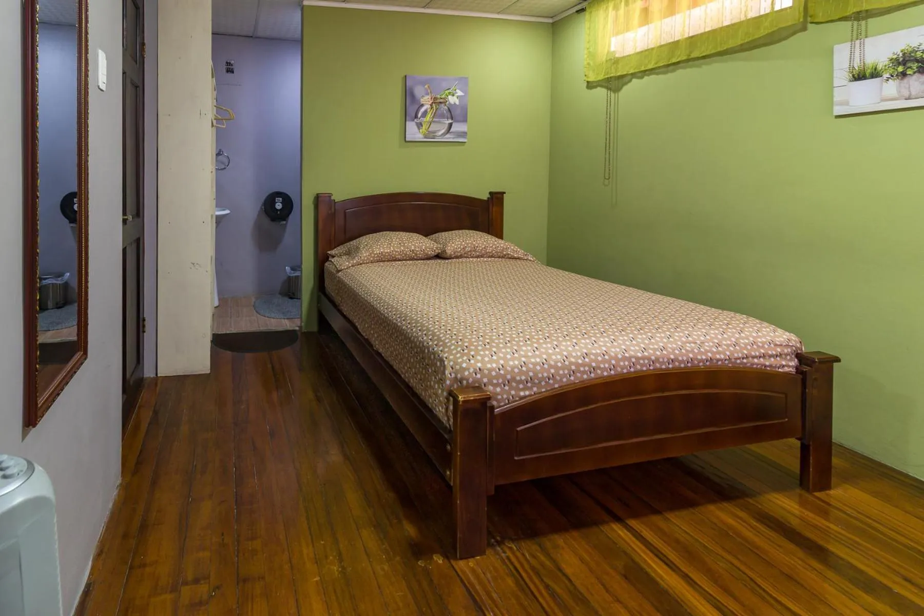 Photo of the whole room, Bed in Delcafetalcr