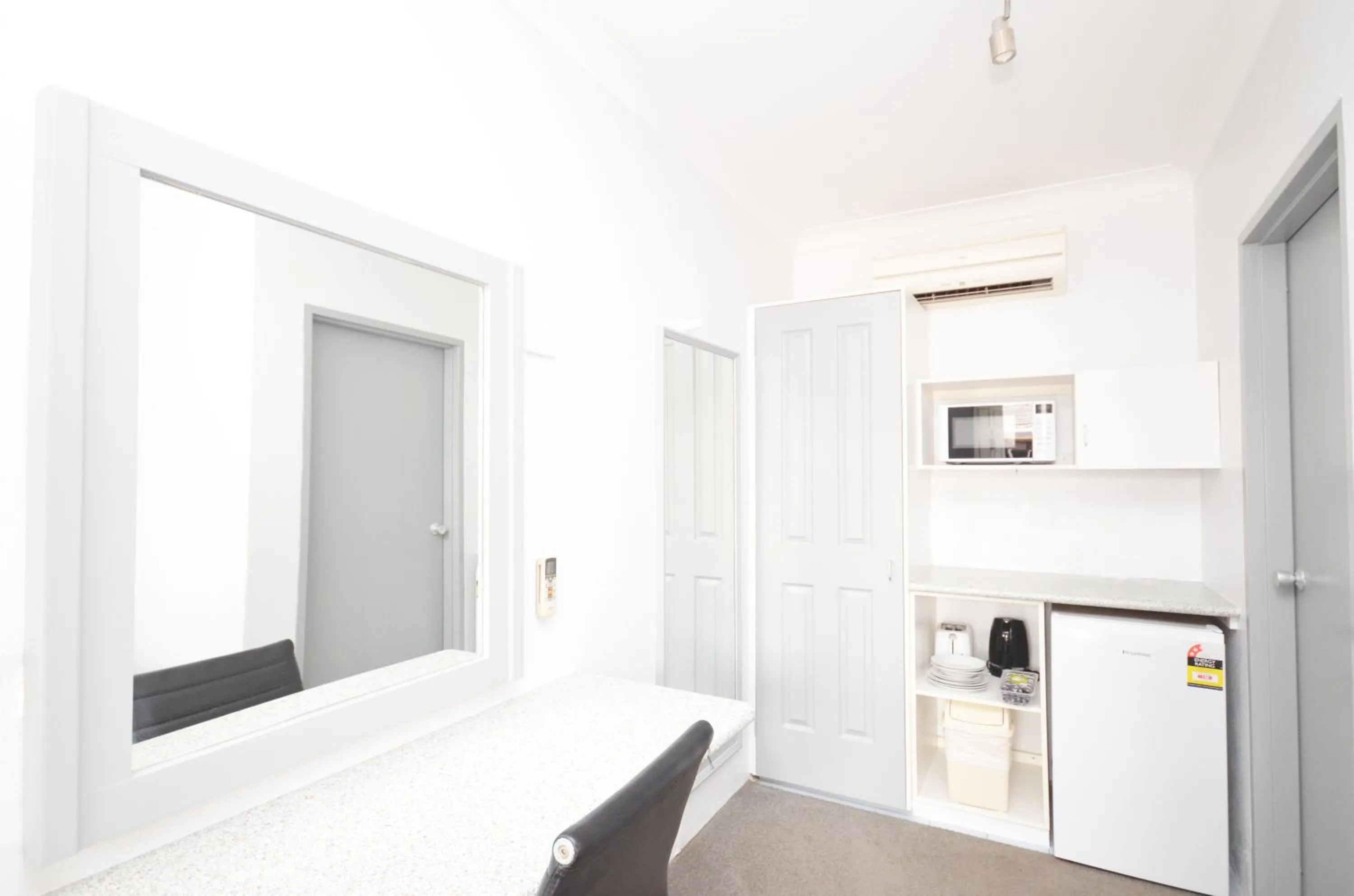 Bed in Ben Chifley Motor Inn