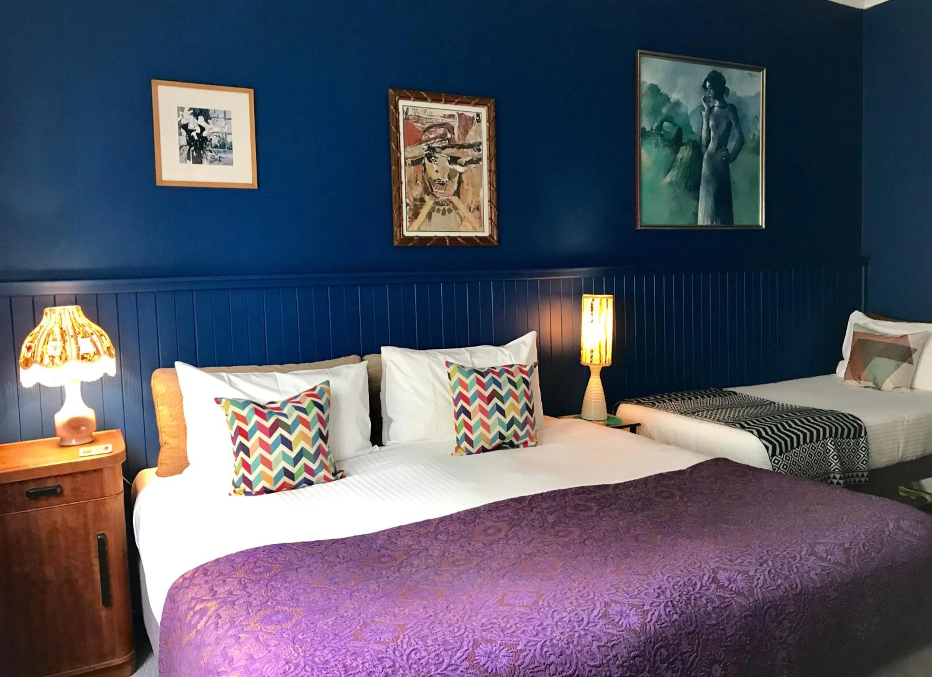 Bathroom, Bed in Vine Valley Inn