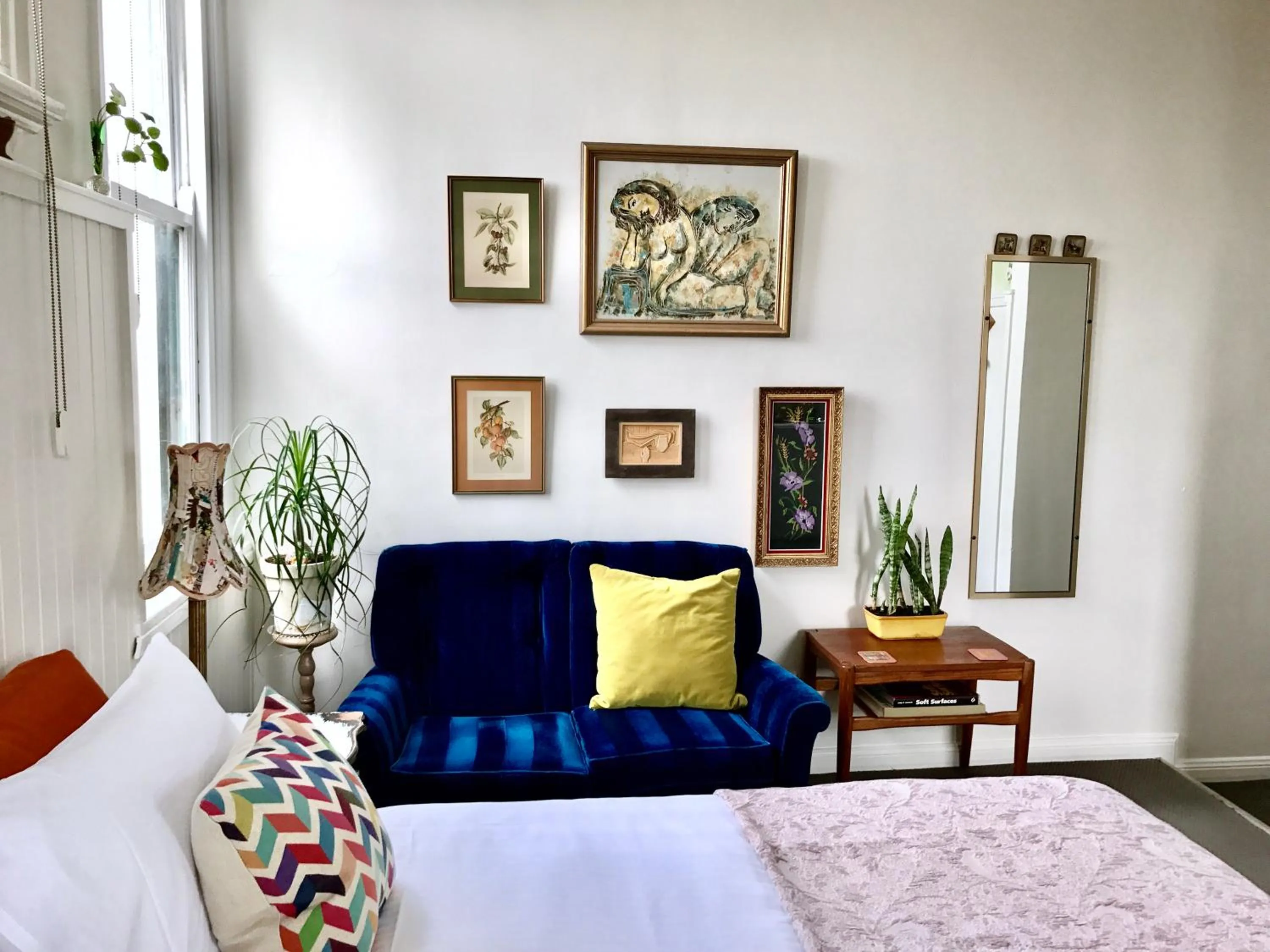 Seating area, Bed in Vine Valley Inn