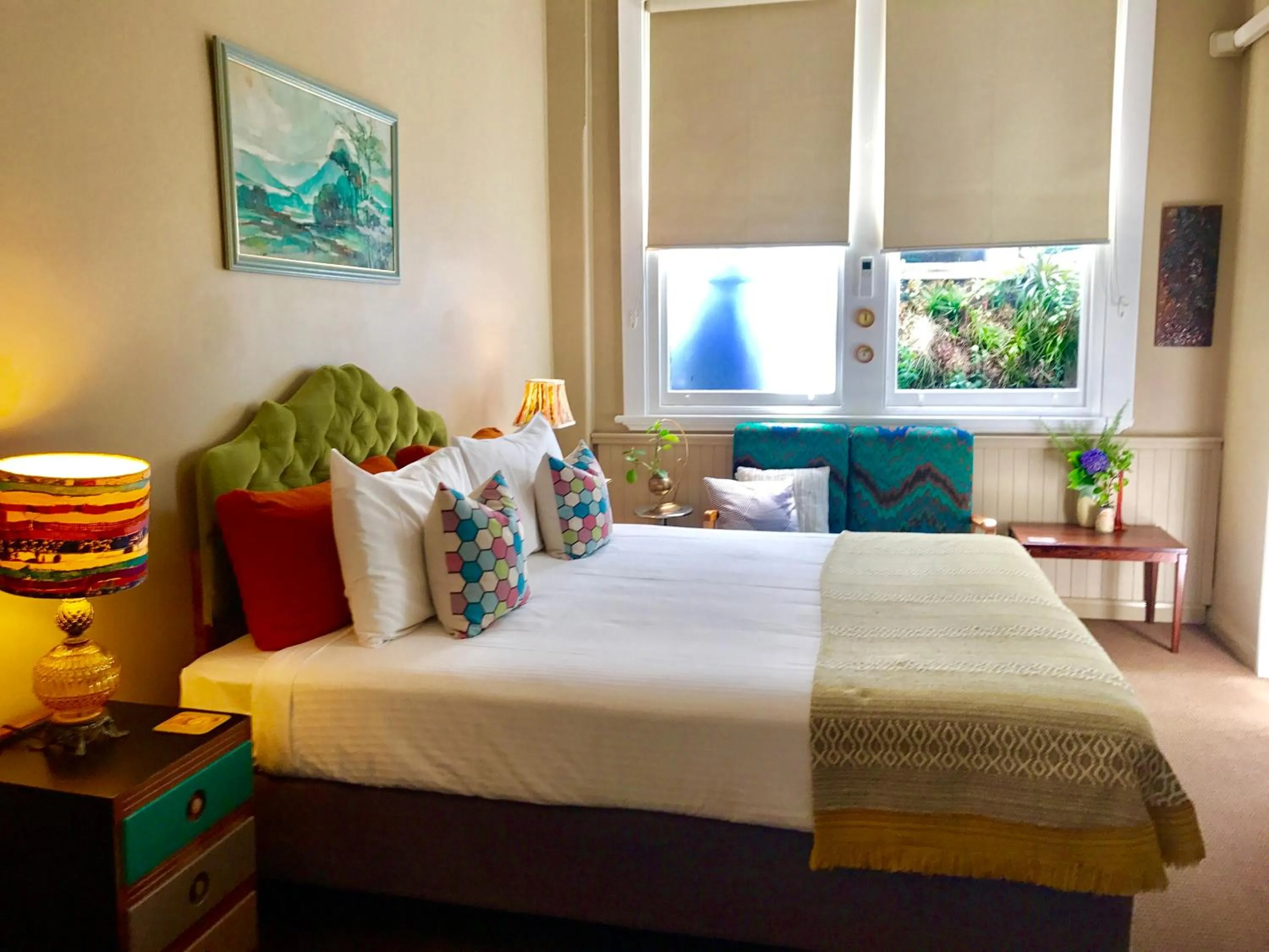 Seating area, Bed in Vine Valley Inn