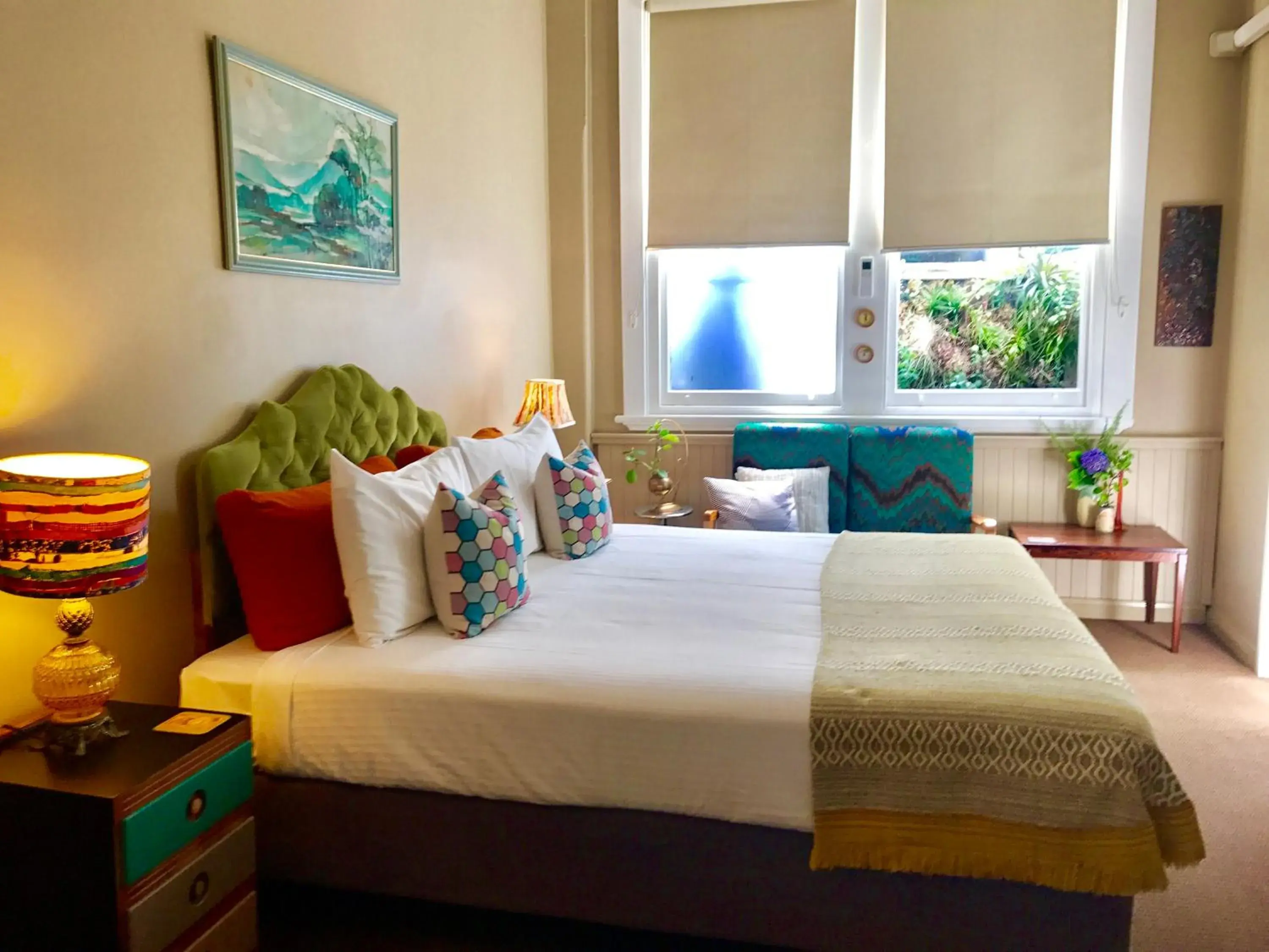 Seating area, Bed in Vine Valley Inn Seating area, Bed in Vine Valley Inn