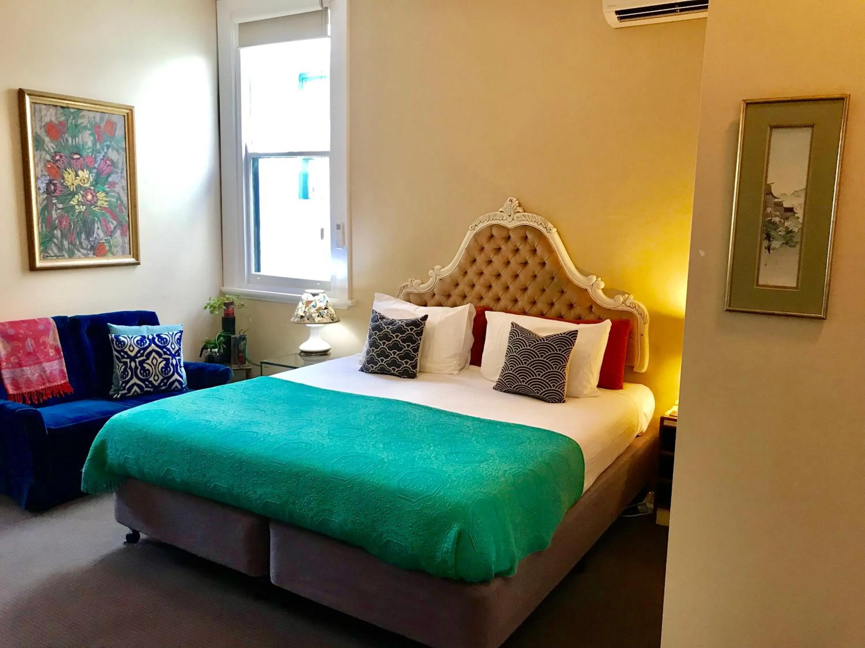 Decorative detail, Bed in Vine Valley Inn