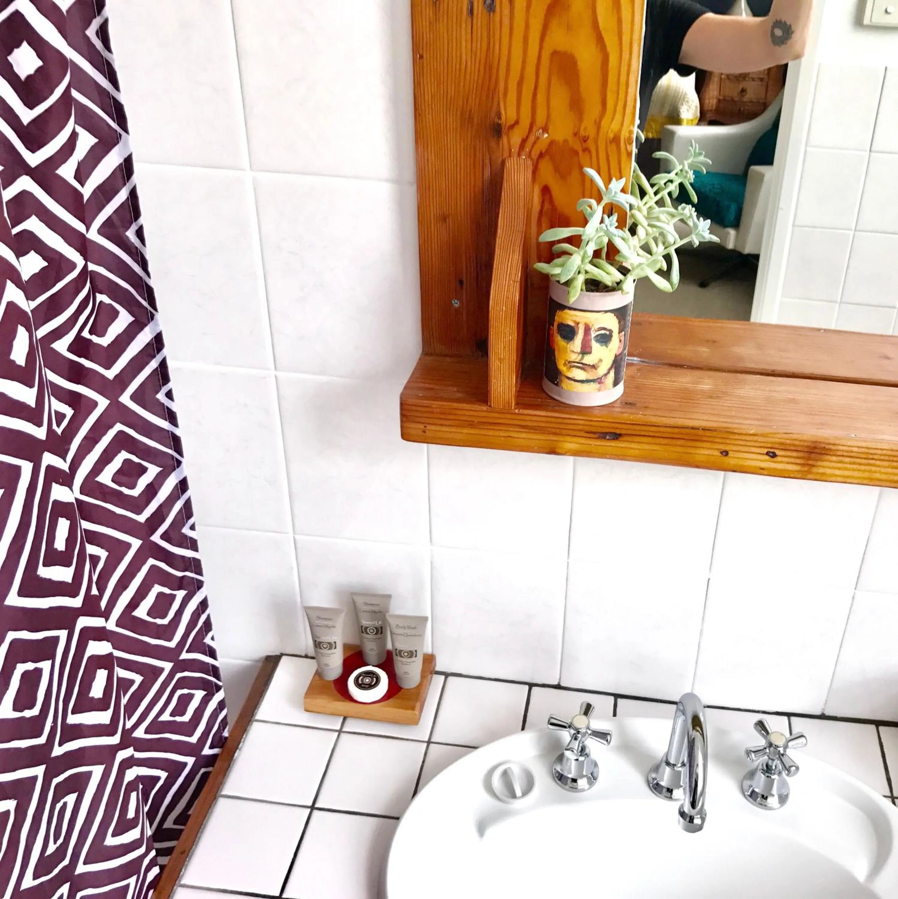 Shower in Vine Valley Inn