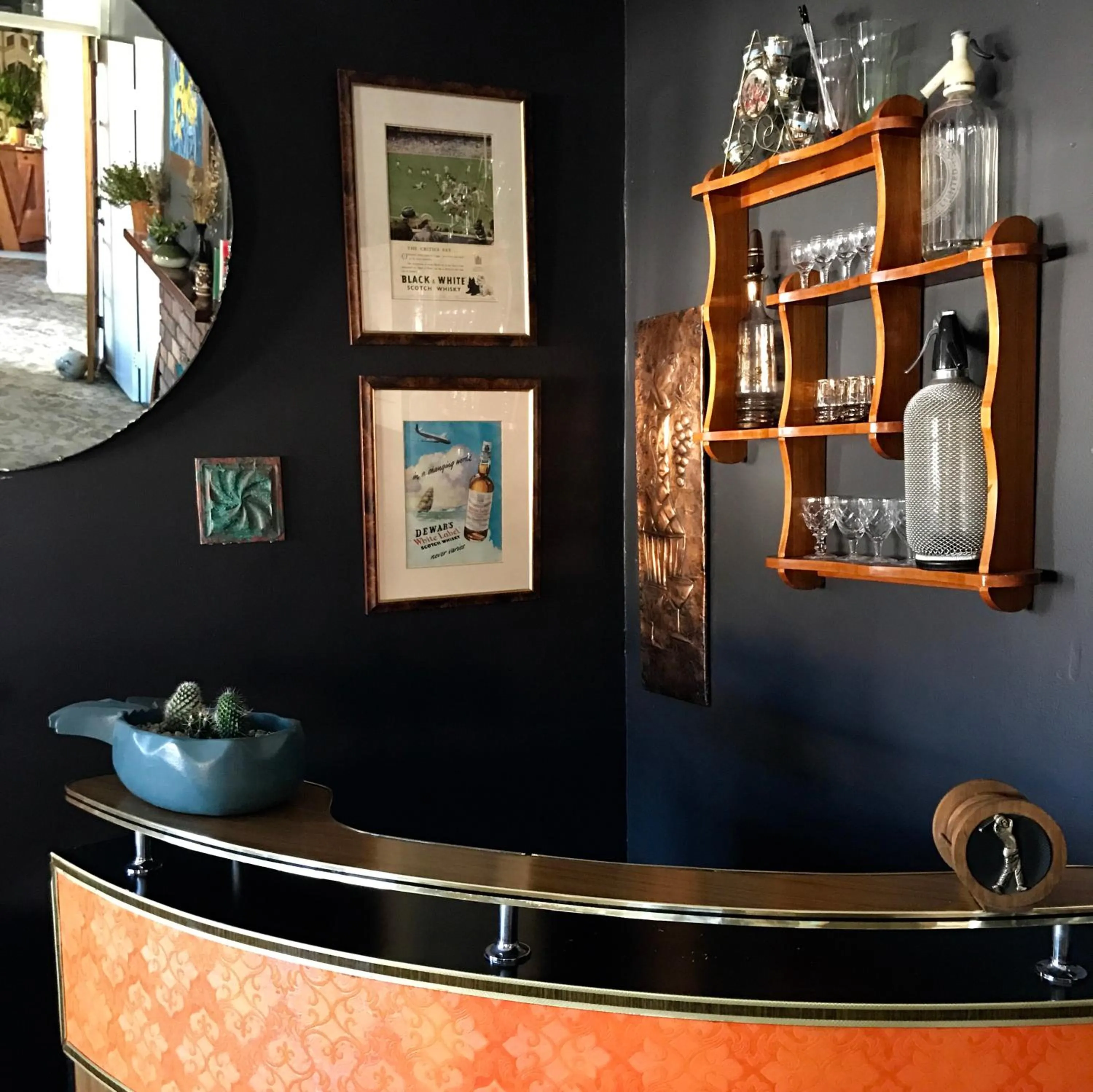 Communal lounge/ TV room in Vine Valley Inn