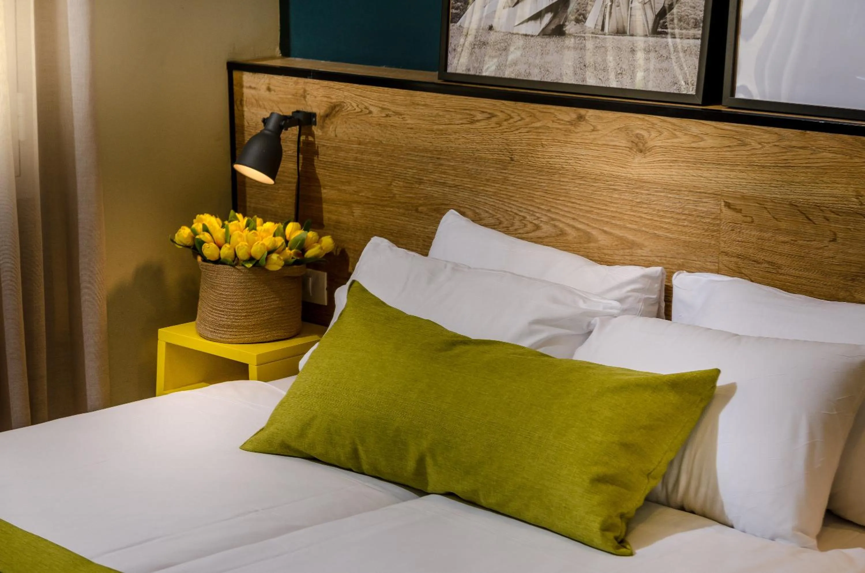 Bed in Olive The White House