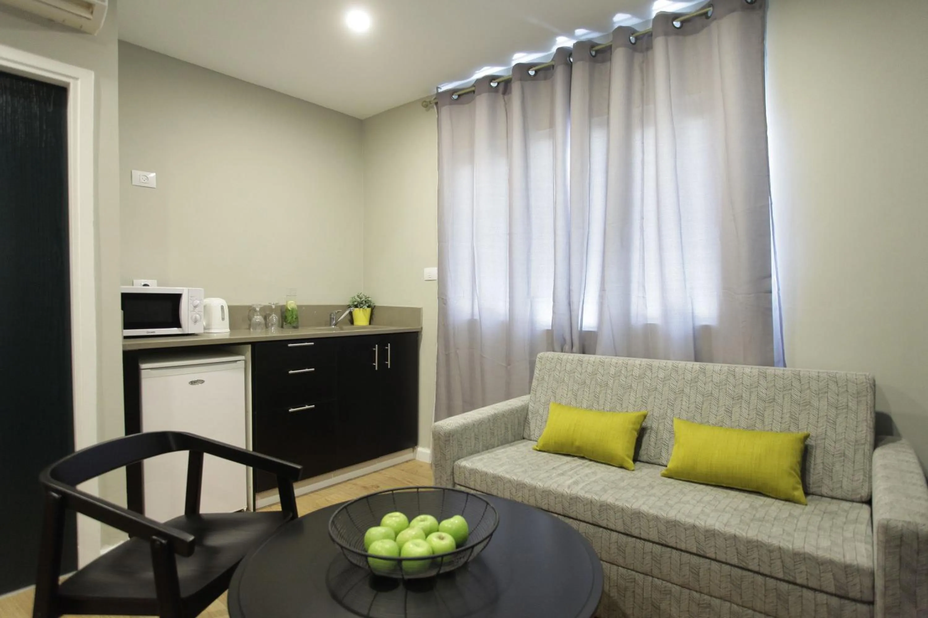 Coffee/tea facilities, Seating Area in Olive The White House