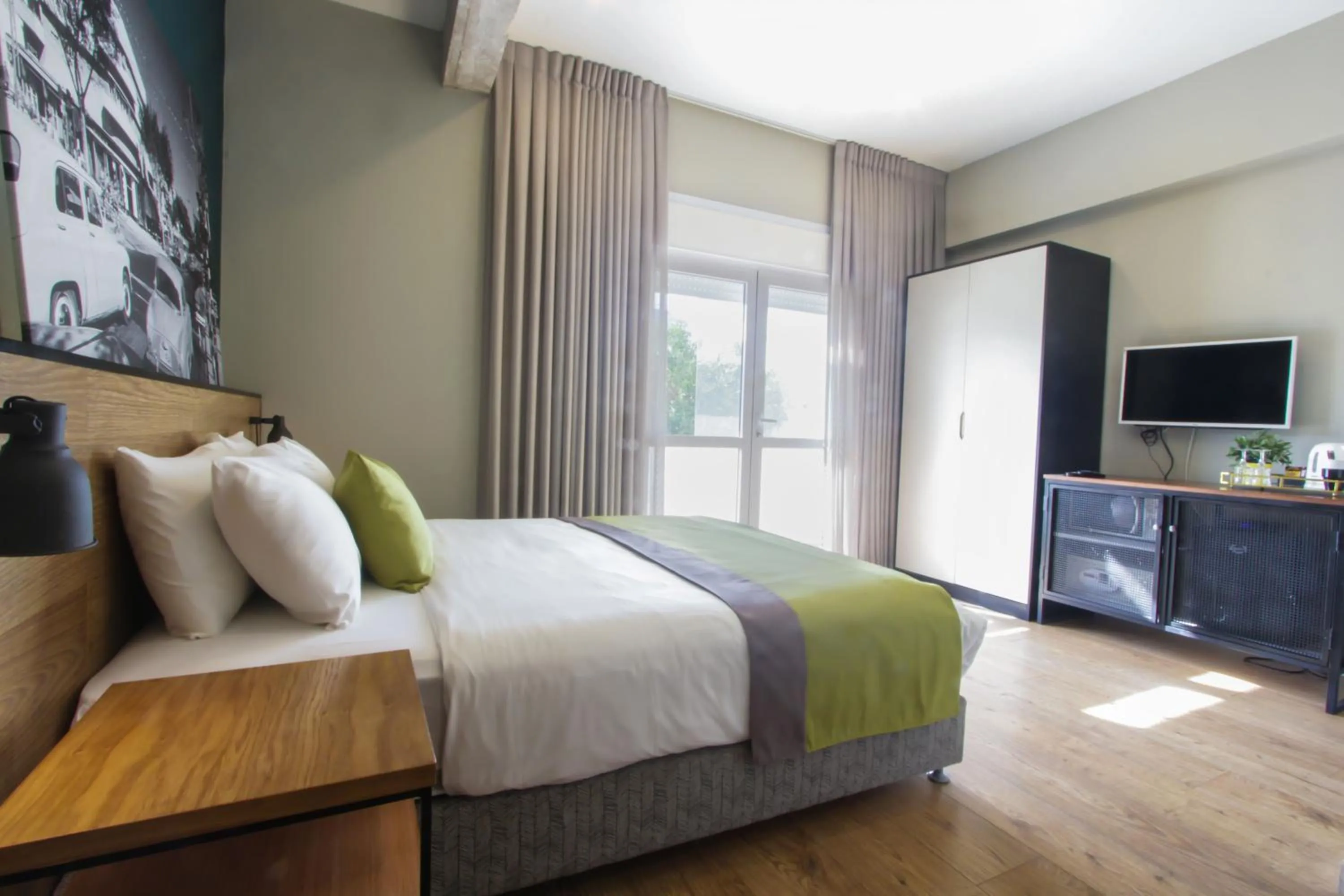 TV and multimedia, TV/Entertainment Center in Olive The White House