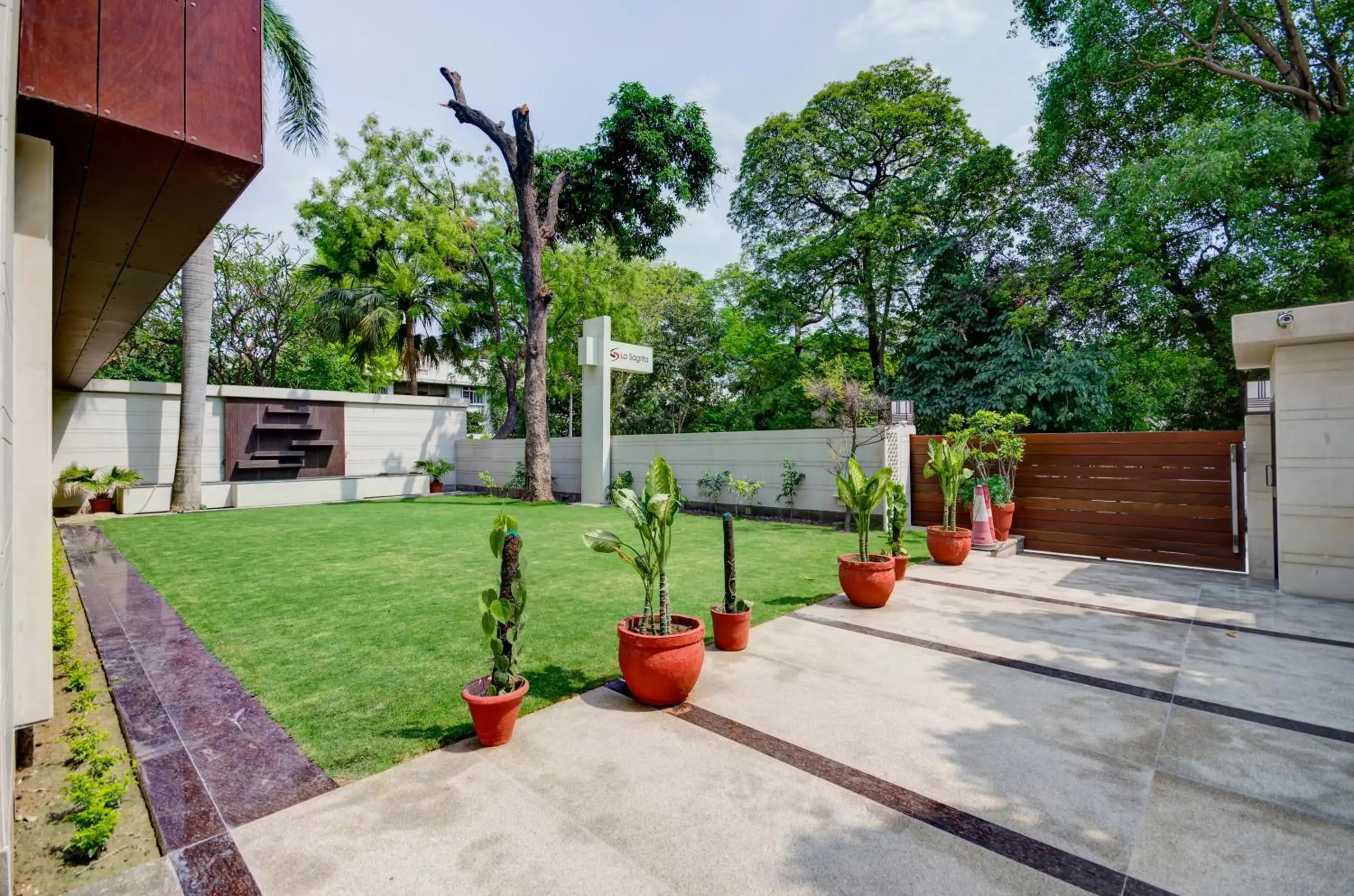 Facade/entrance in La Sagrita Facade/entrance in La Sagrita