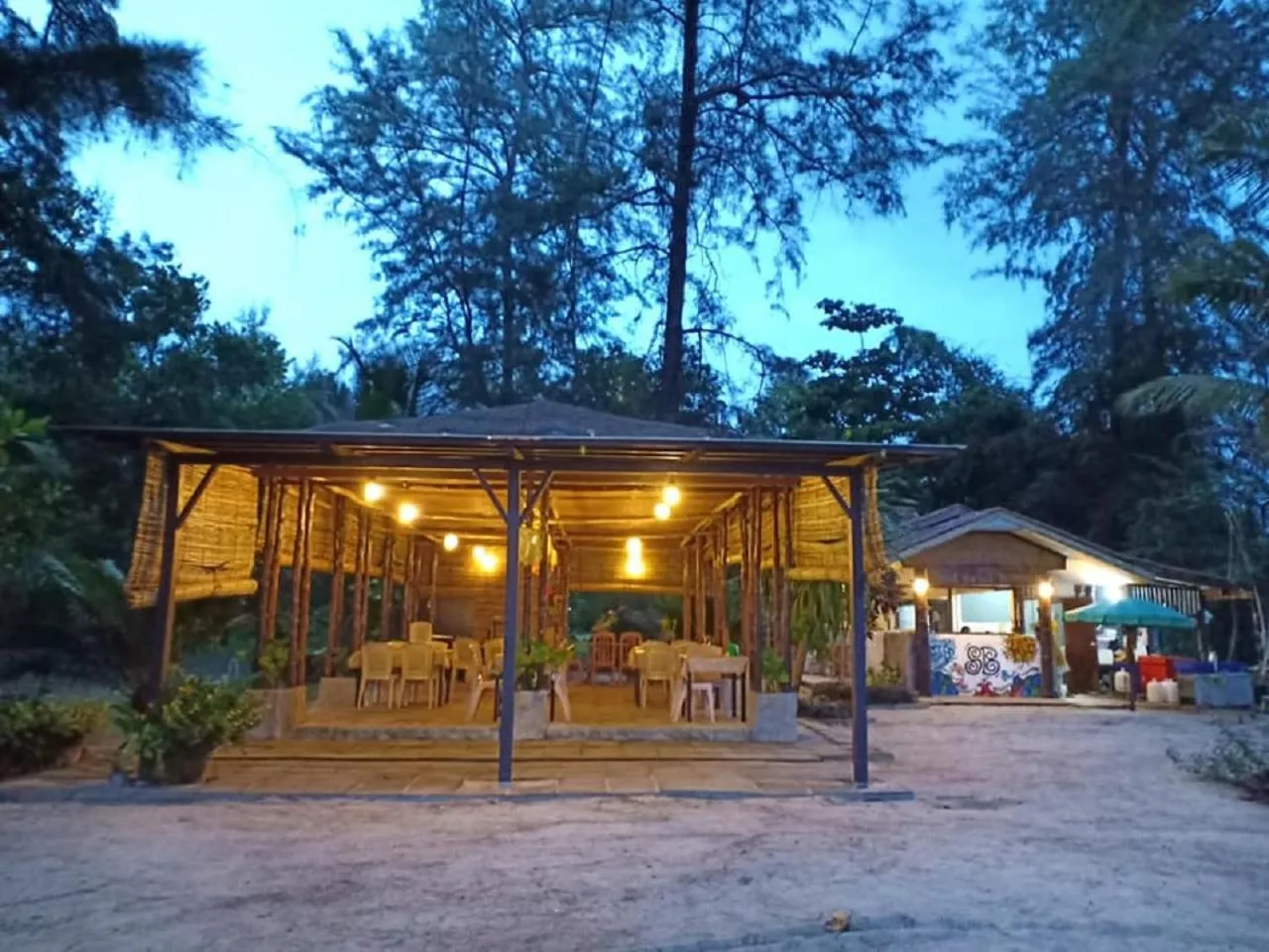 Restaurant/places to eat in Sand Beach Bungalow