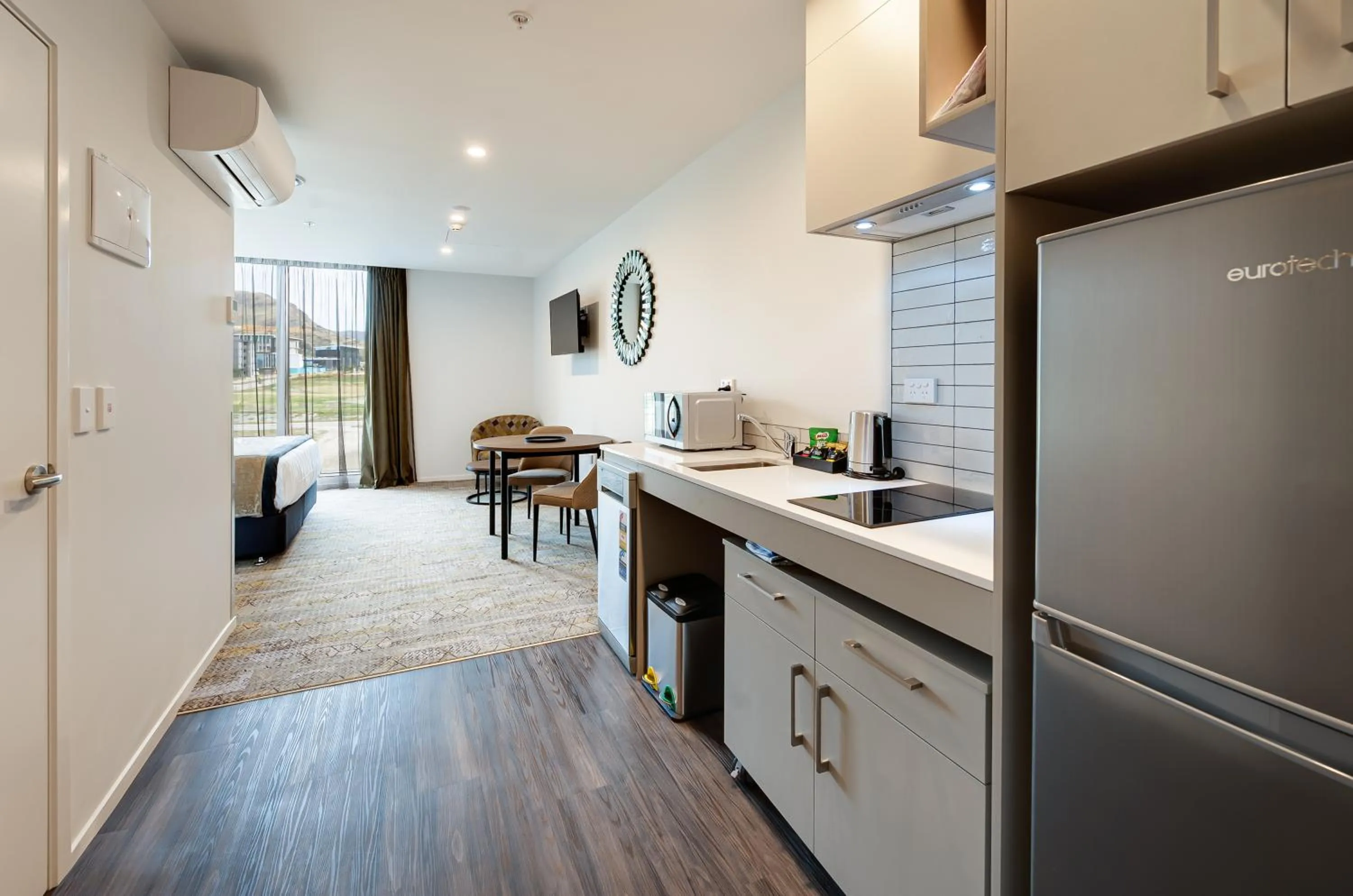 Kitchen or kitchenette in La Quinta by Wyndham Remarkables Park Queenstown