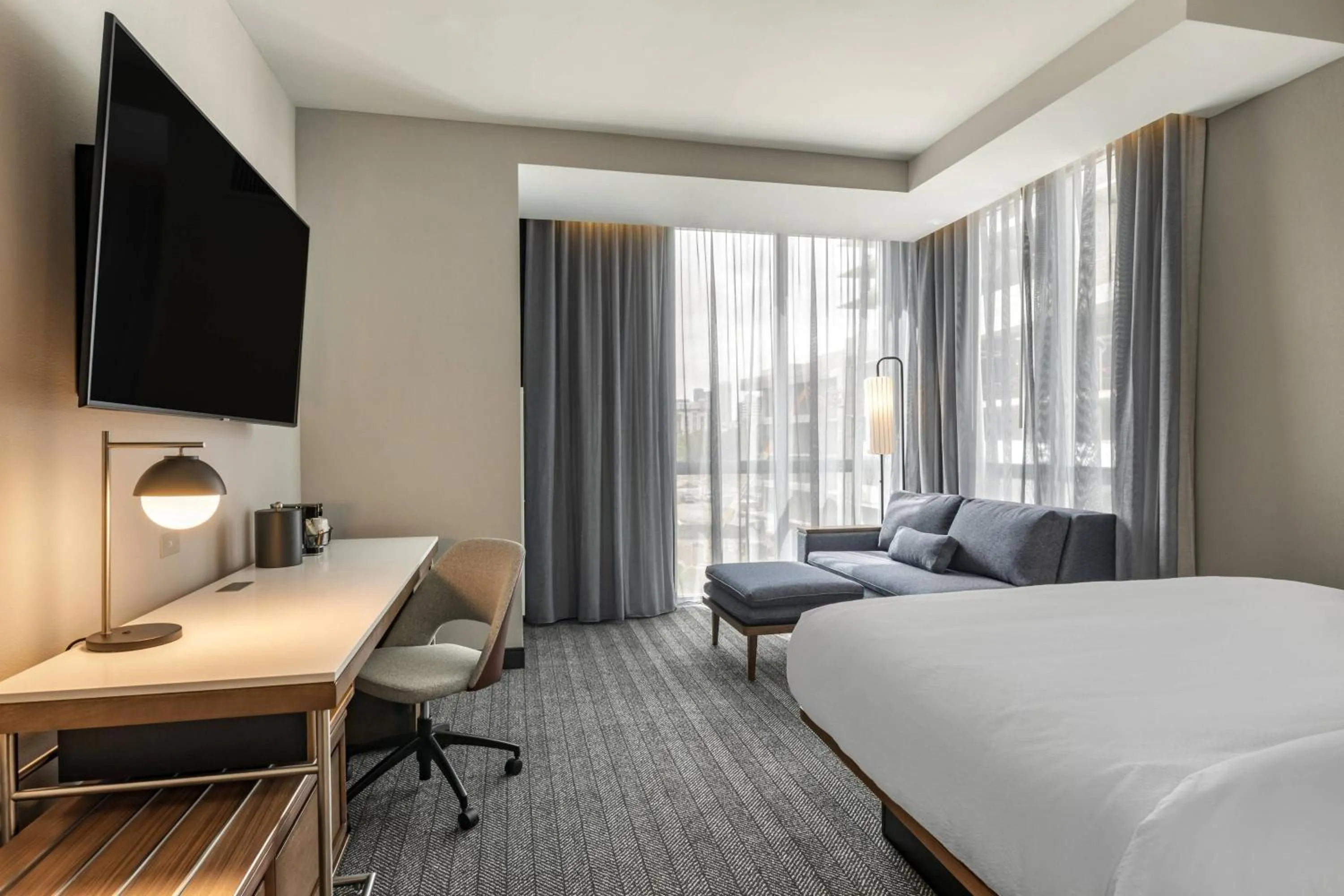 Photo of the whole room, Bed in Courtyard by Marriott Fort Lauderdale Downtown