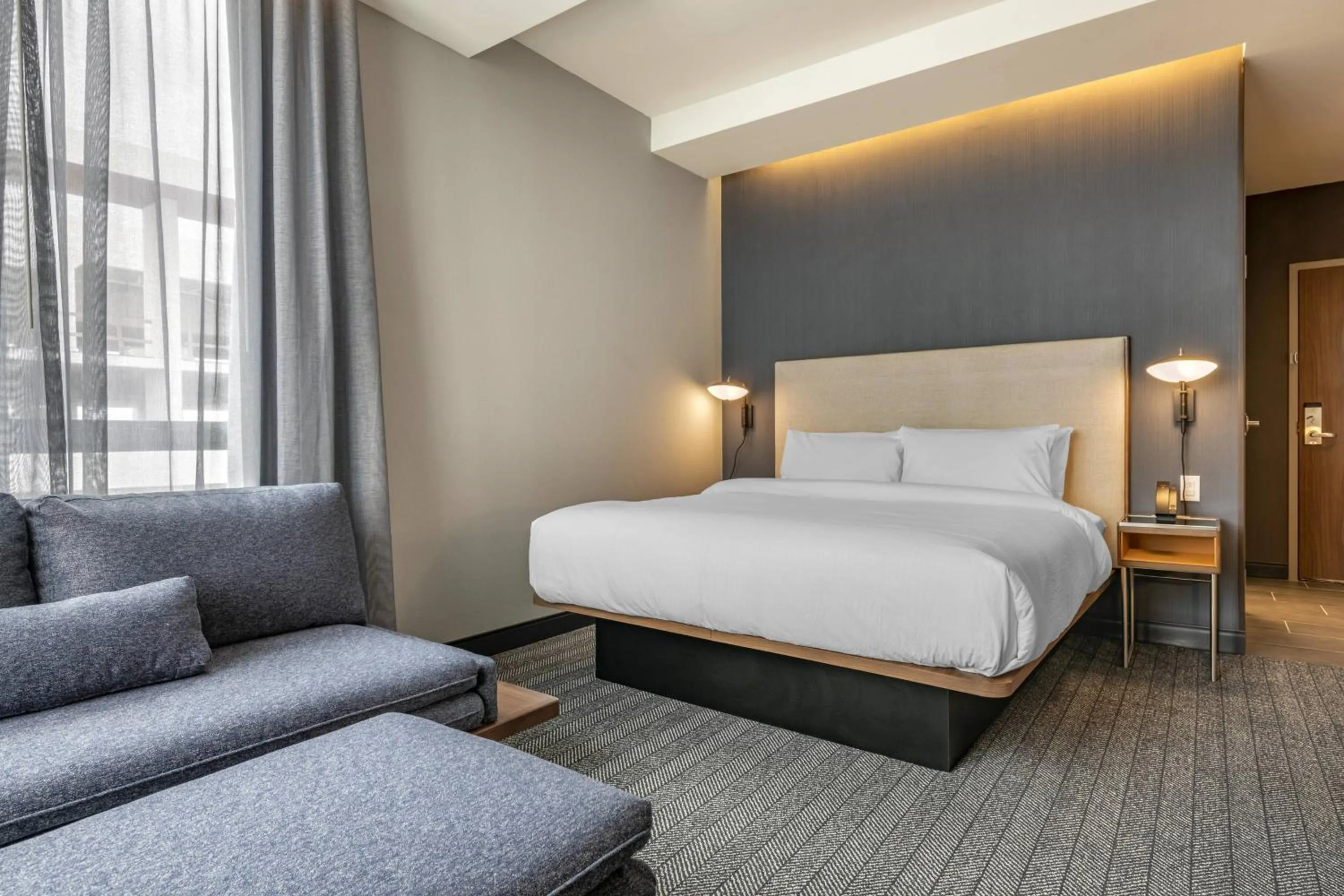 Photo of the whole room, Bed in Courtyard by Marriott Fort Lauderdale Downtown