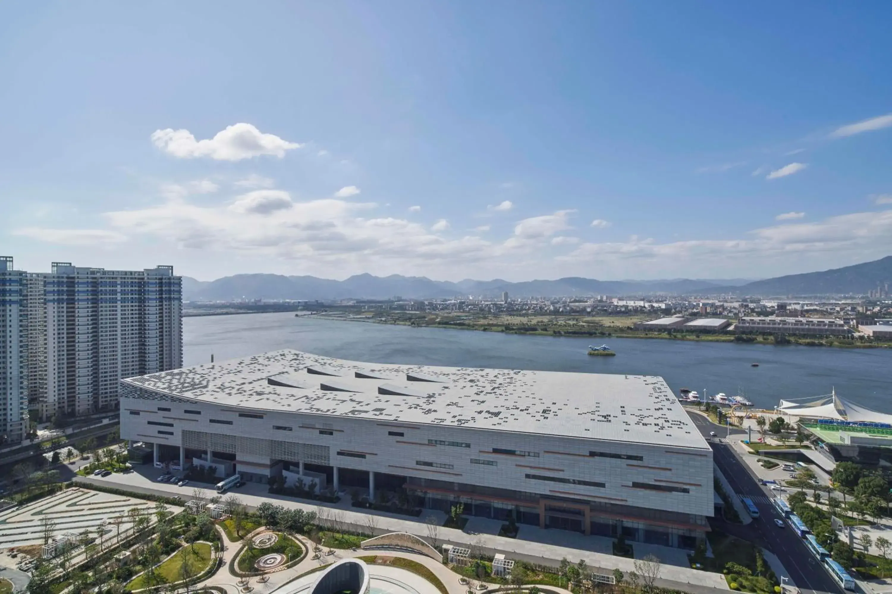 Executive room with club access and lake View in Fuzhou Marriott Hotel Riverside Executive room with club access and lake View in Fuzhou Marriott Hotel Riverside