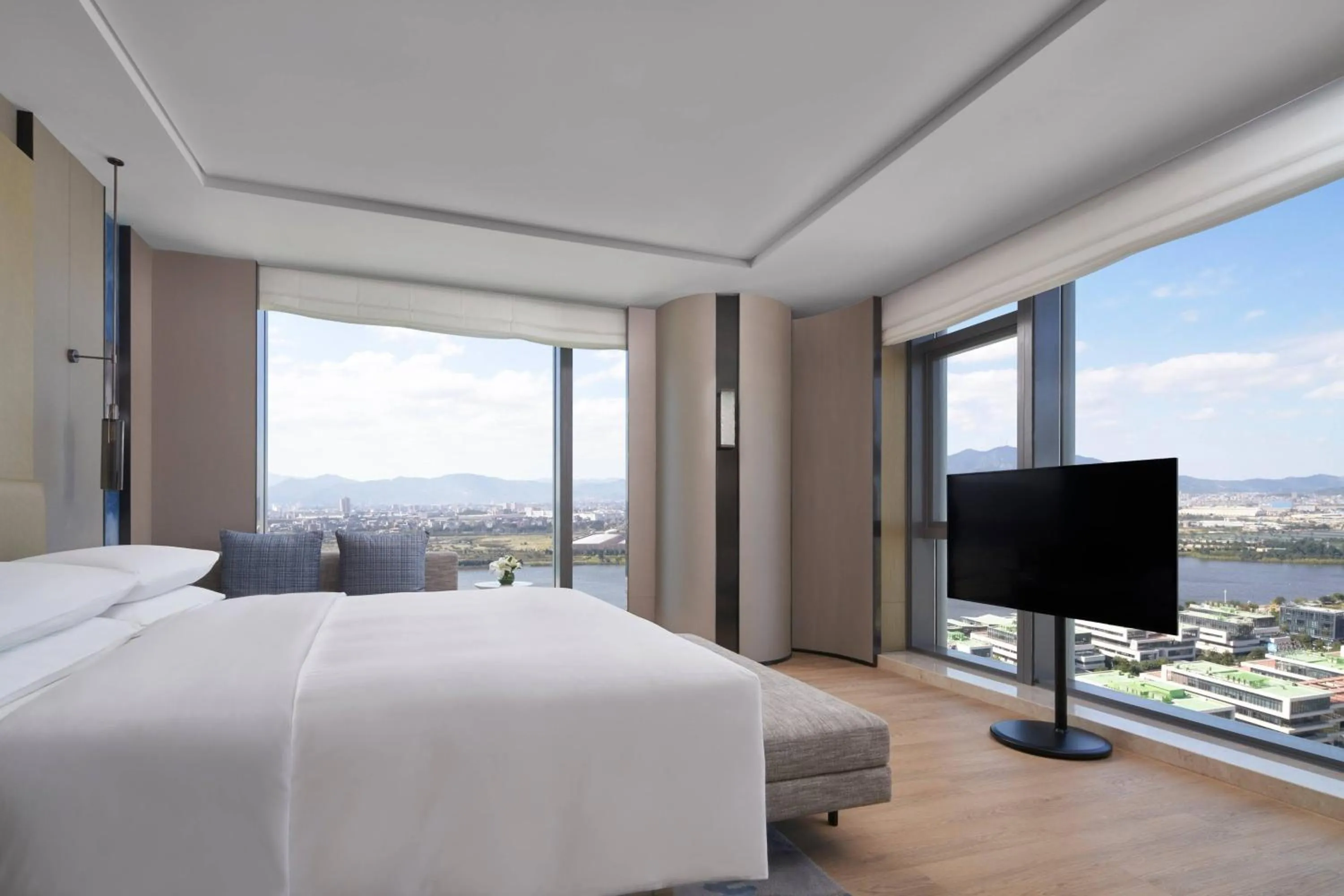 Bedroom, Bed in Fuzhou Marriott Hotel Riverside