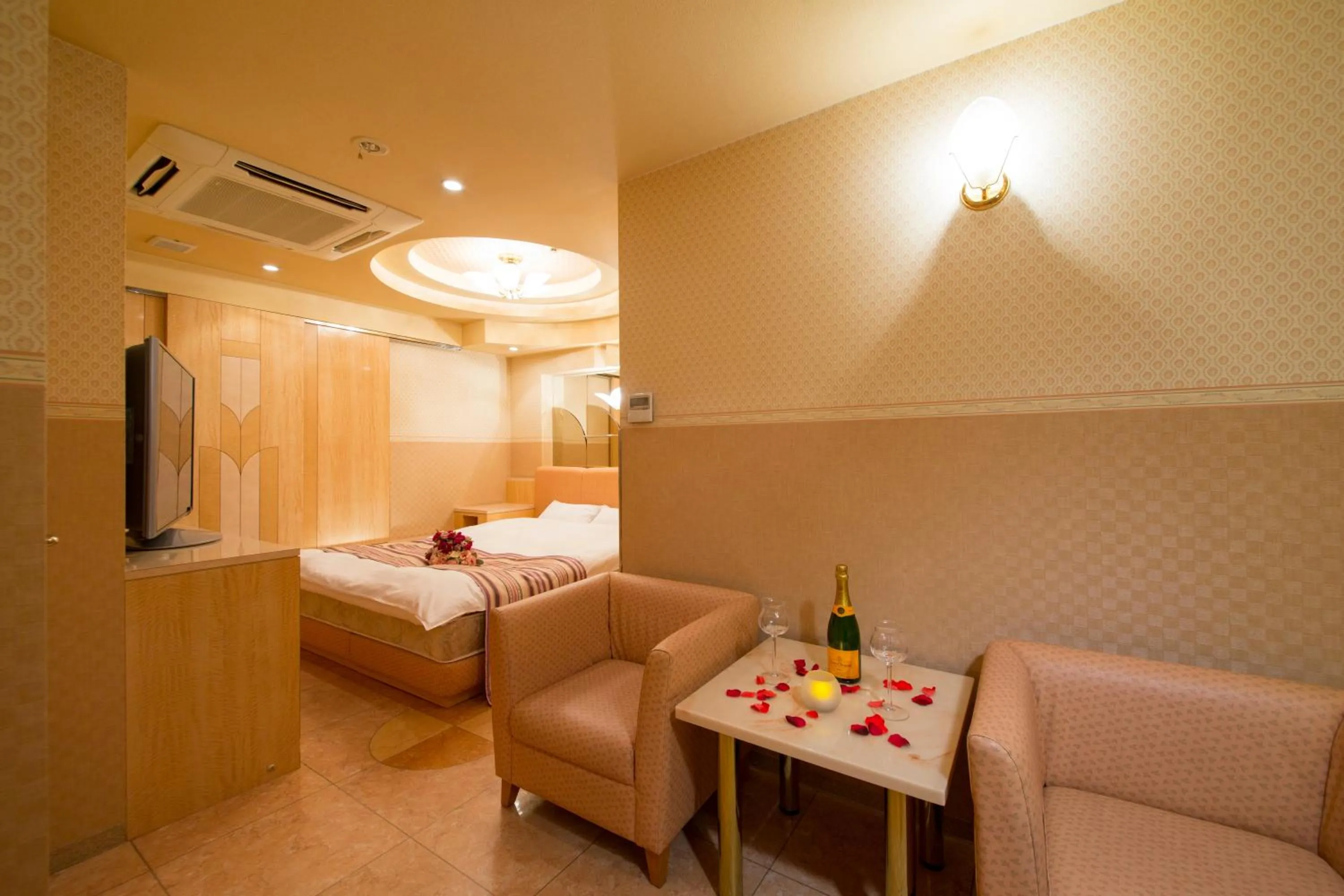 Photo of the whole room, Bed in HOTEL THE i Adult only