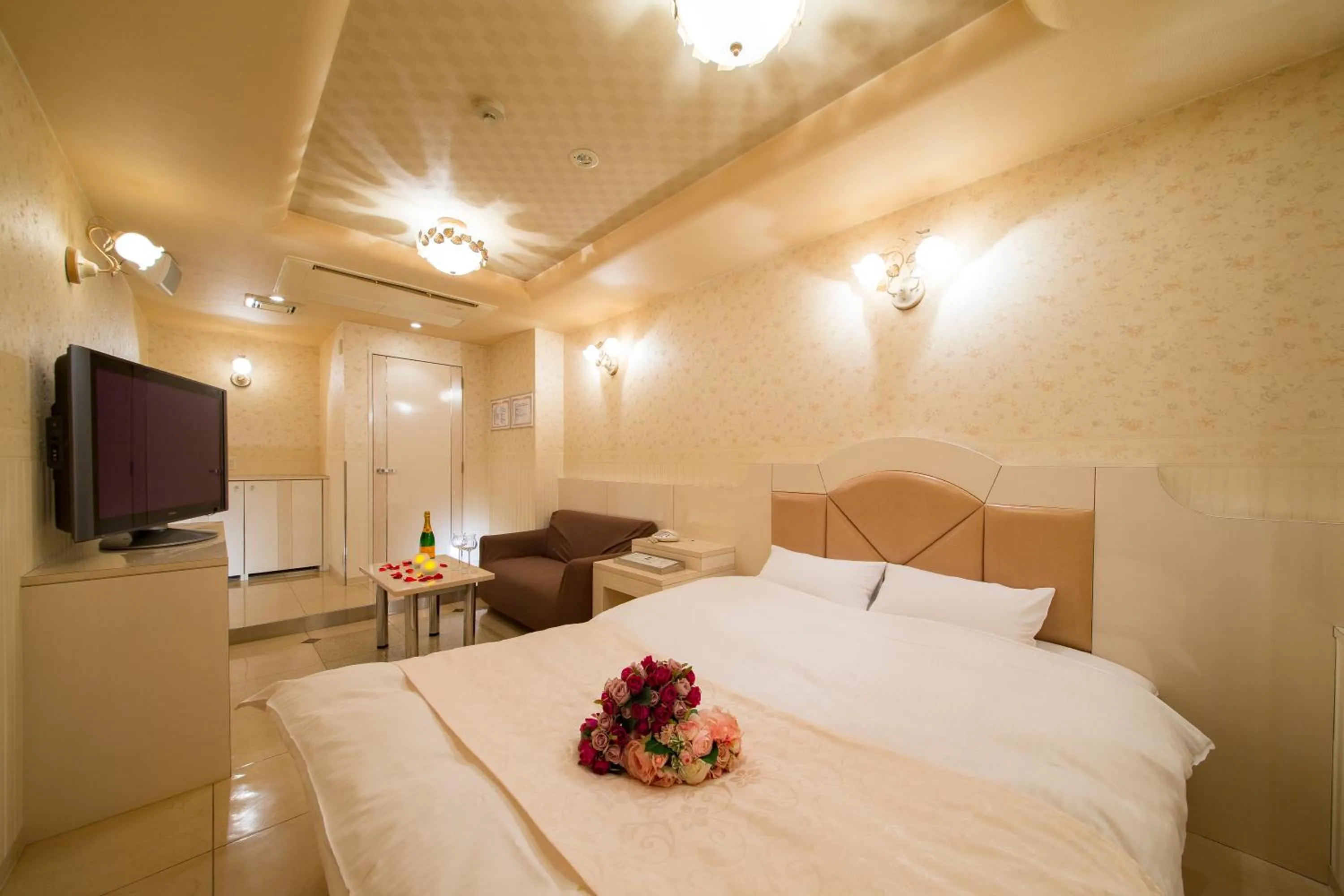 Photo of the whole room, Bed in HOTEL THE i Adult only