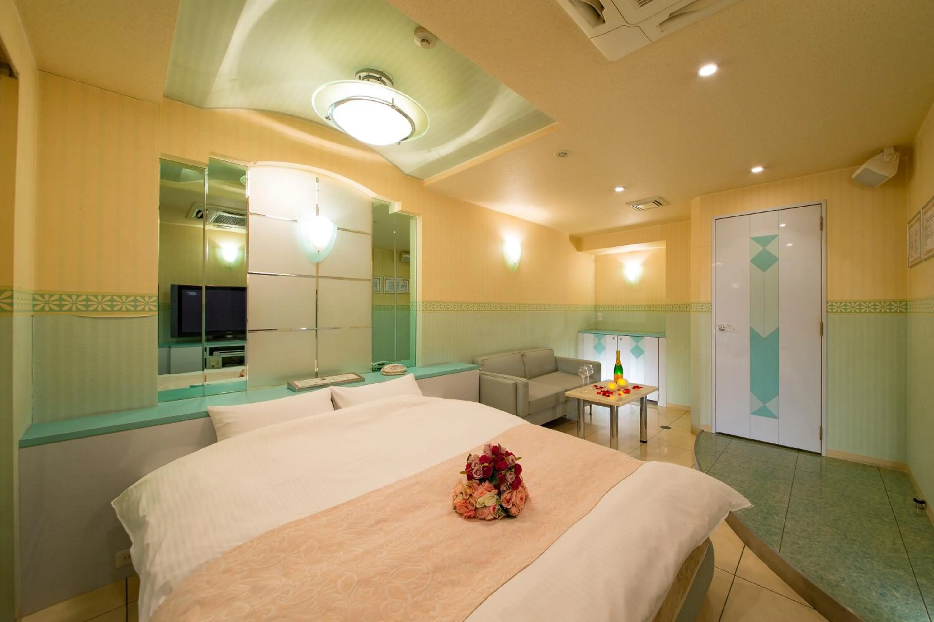 Living room, Bed in HOTEL THE i Adult only