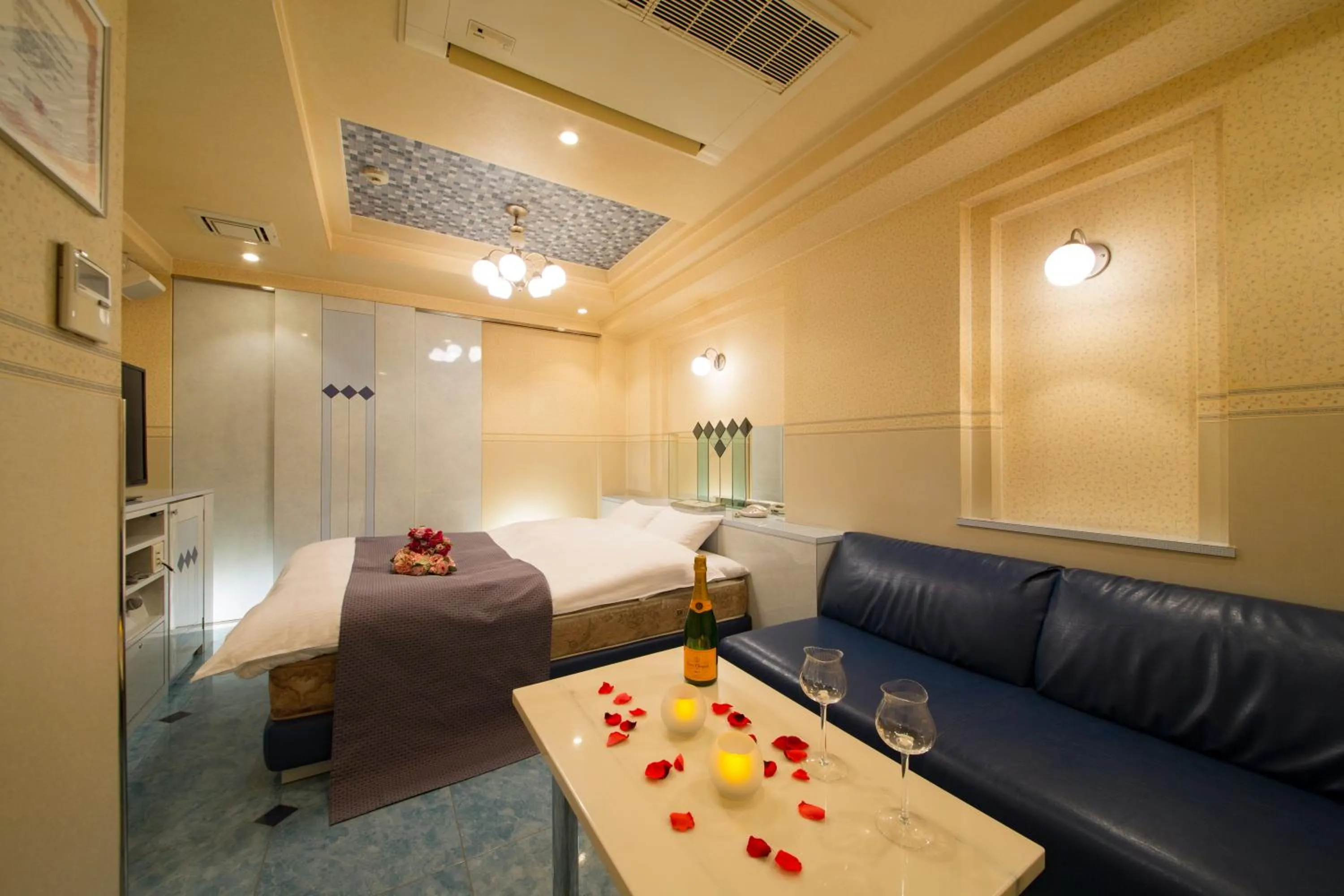 Photo of the whole room, Bed in HOTEL THE i Adult only