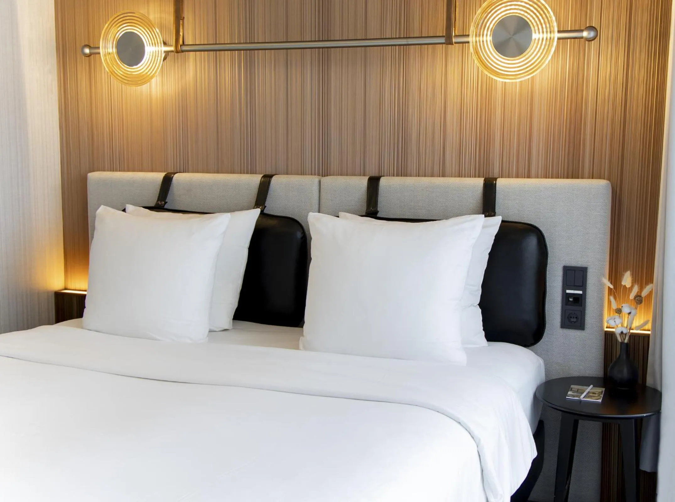 Bed in MUZE Hotel Dusseldorf - Handwritten Collection