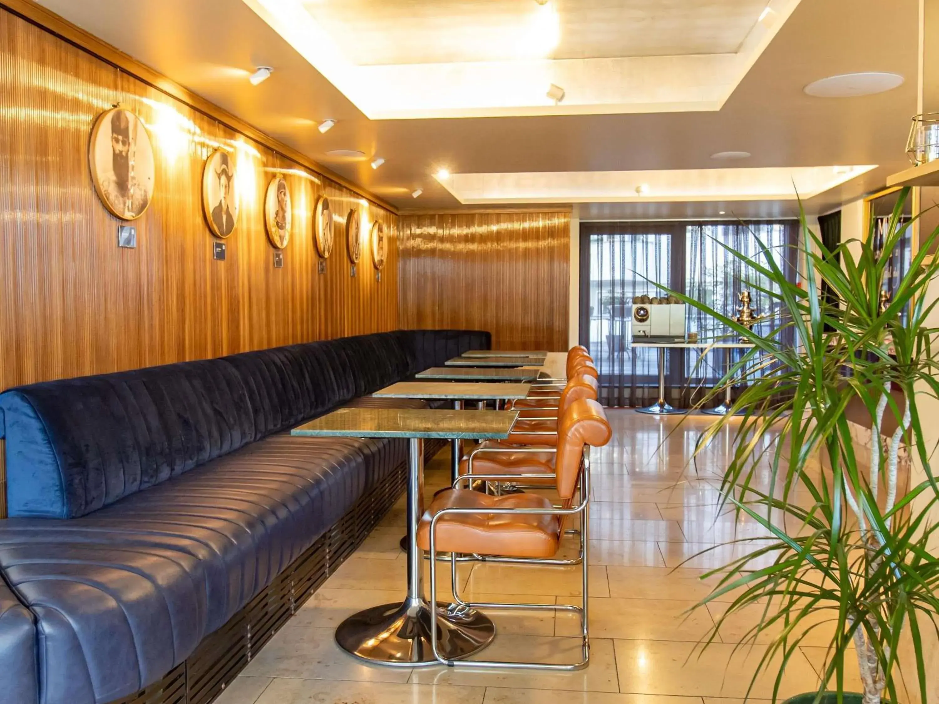 Lounge or bar in MUZE Hotel Dusseldorf - Handwritten Collection Lounge or bar in MUZE Hotel Dusseldorf - Handwritten Collection