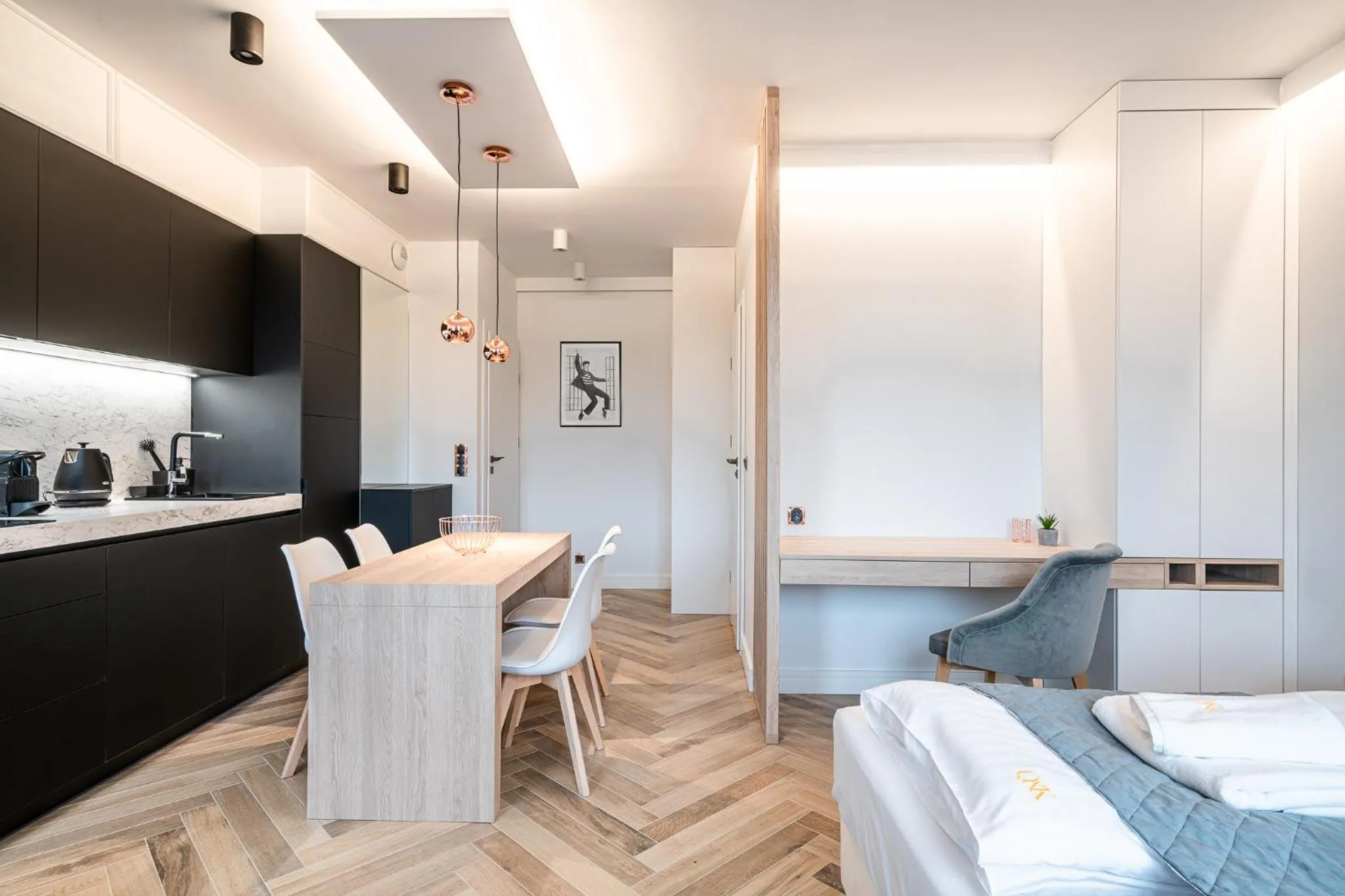 Kitchen or kitchenette, Bed in RentPlanet - Apartamenty Jagiełły