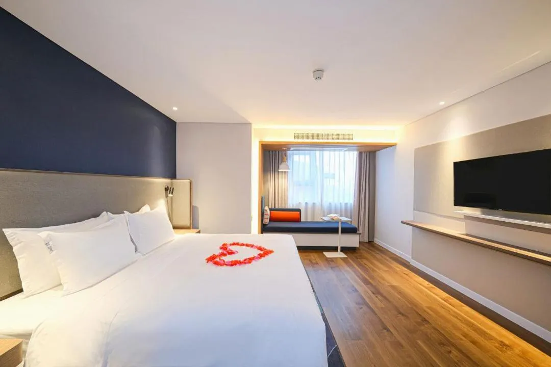 View (from property/room), Bed in Holiday Inn Express Quanzhou City Center by IHG