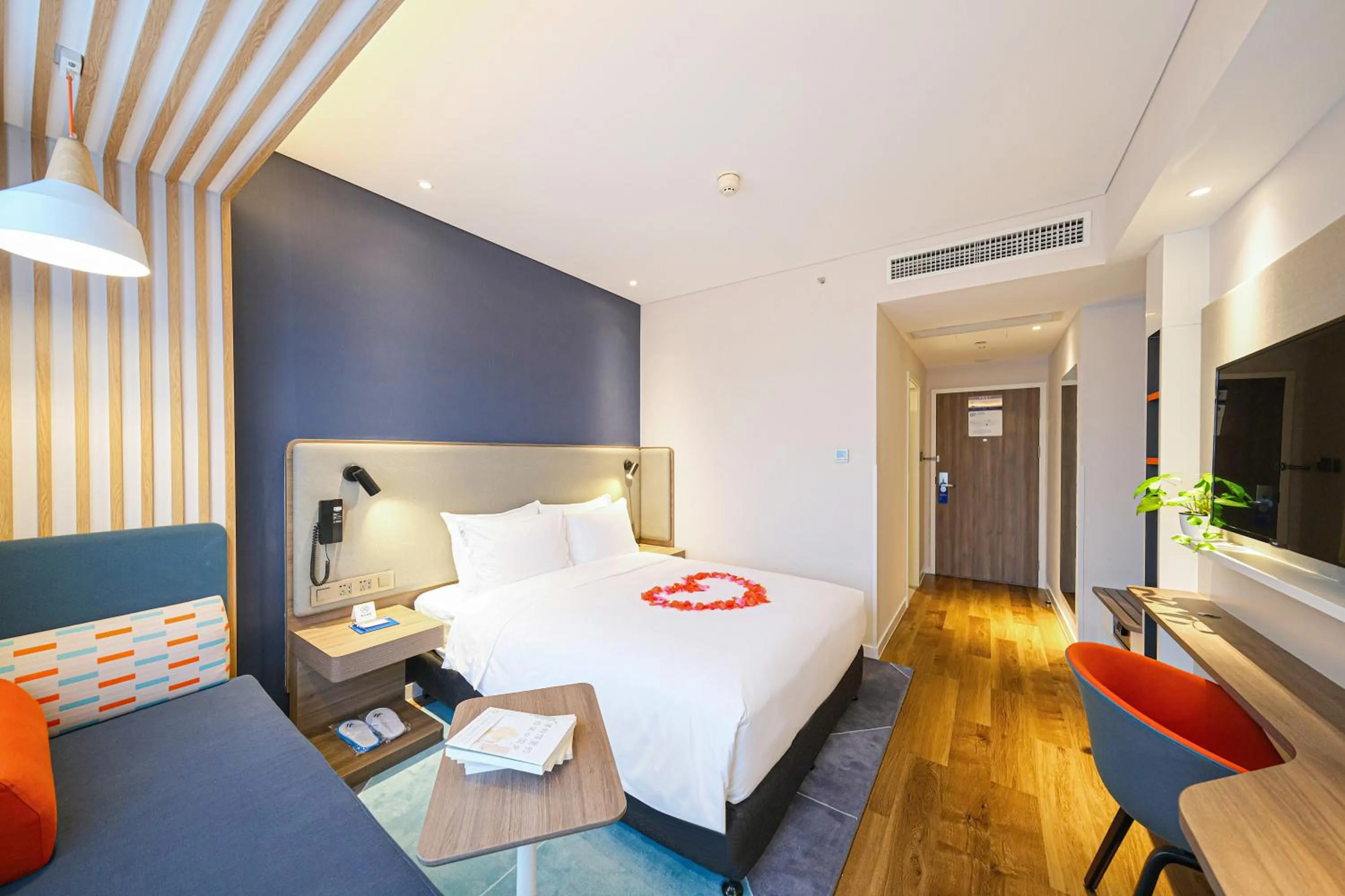 Photo of the whole room, Bed in Holiday Inn Express Quanzhou City Center by IHG