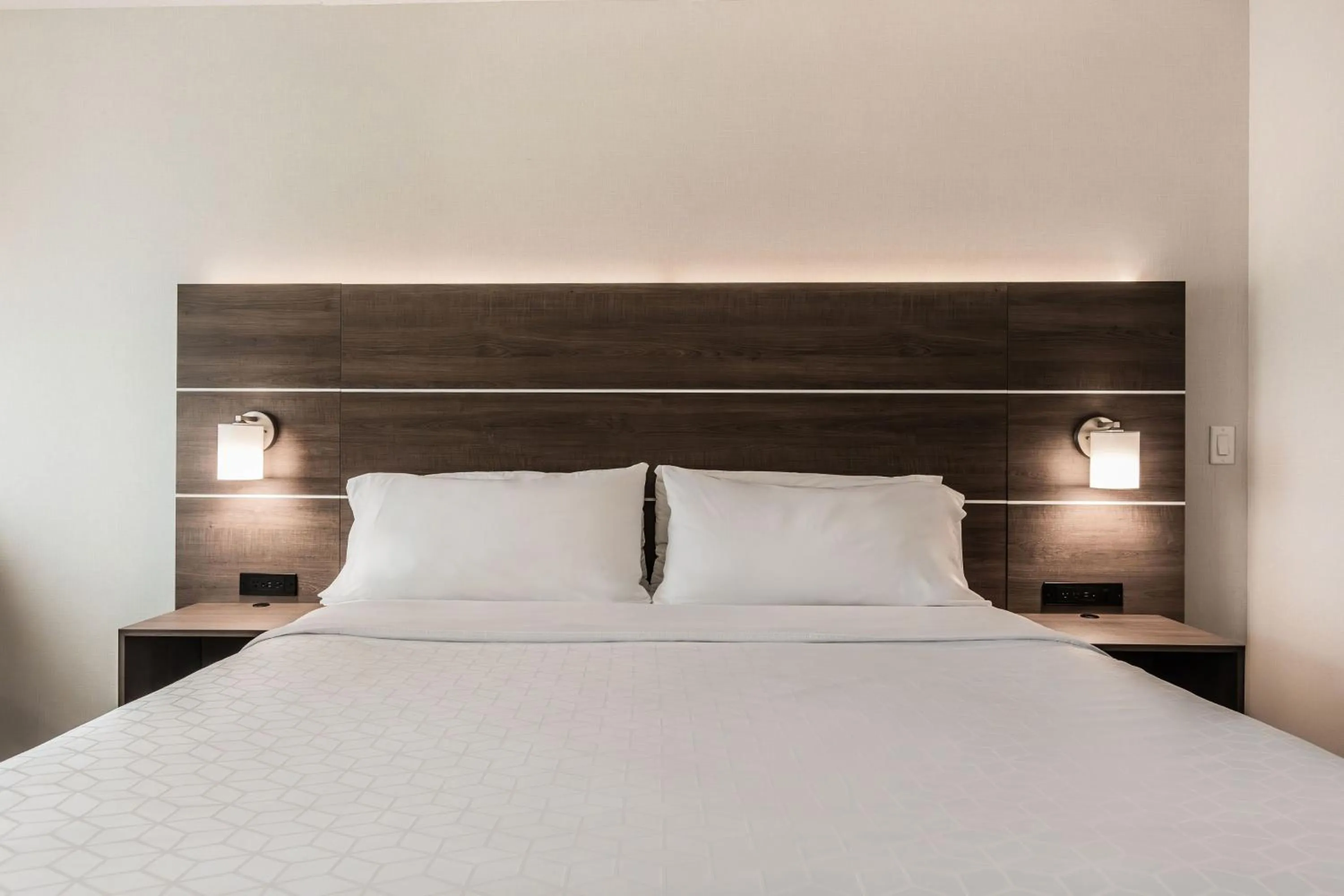 Photo of the whole room, Bed in Holiday Inn Express & Suites - Welland