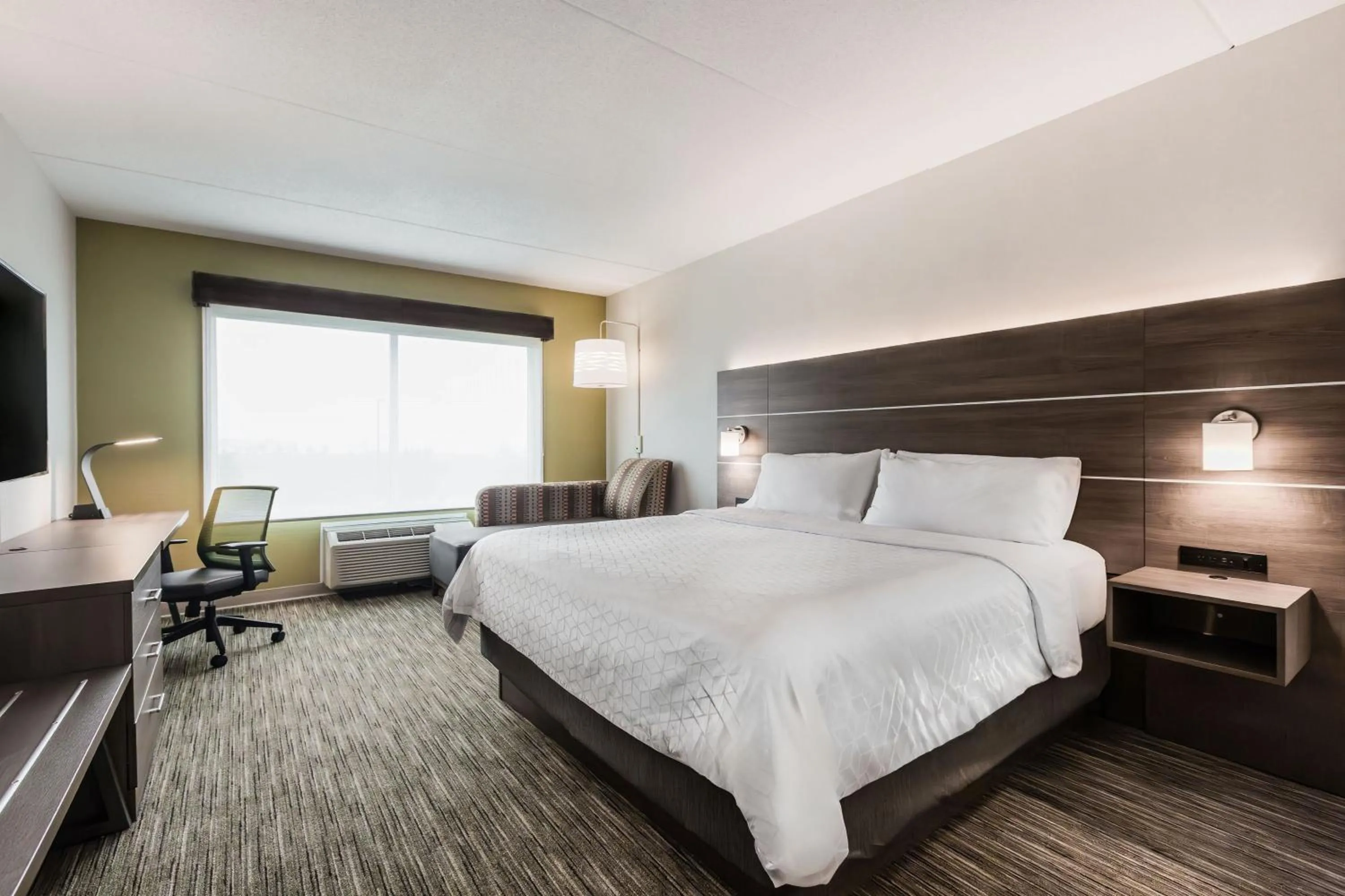 Photo of the whole room, Bed in Holiday Inn Express & Suites - Welland