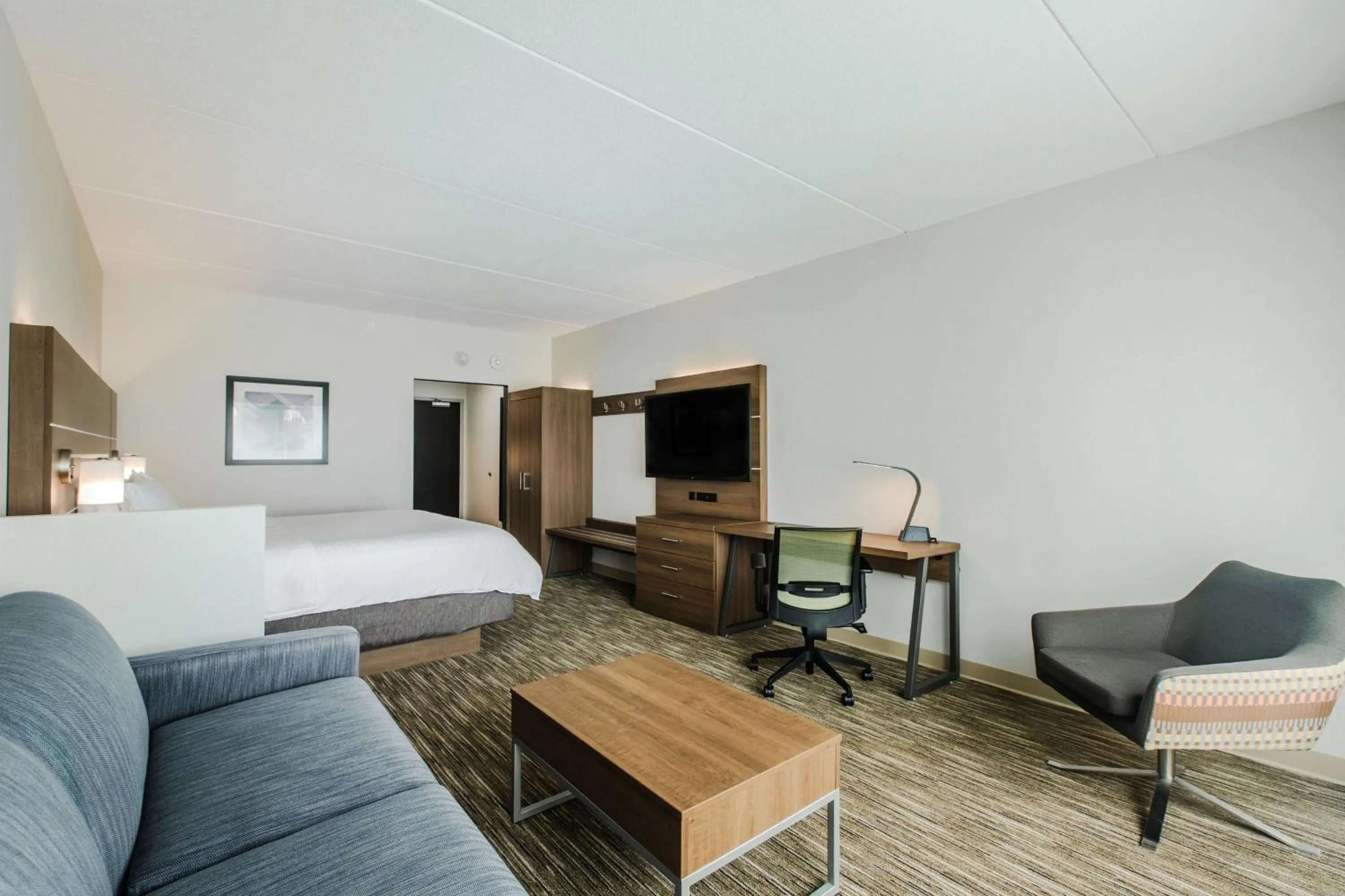 Photo of the whole room, Bed in Holiday Inn Express & Suites - Welland