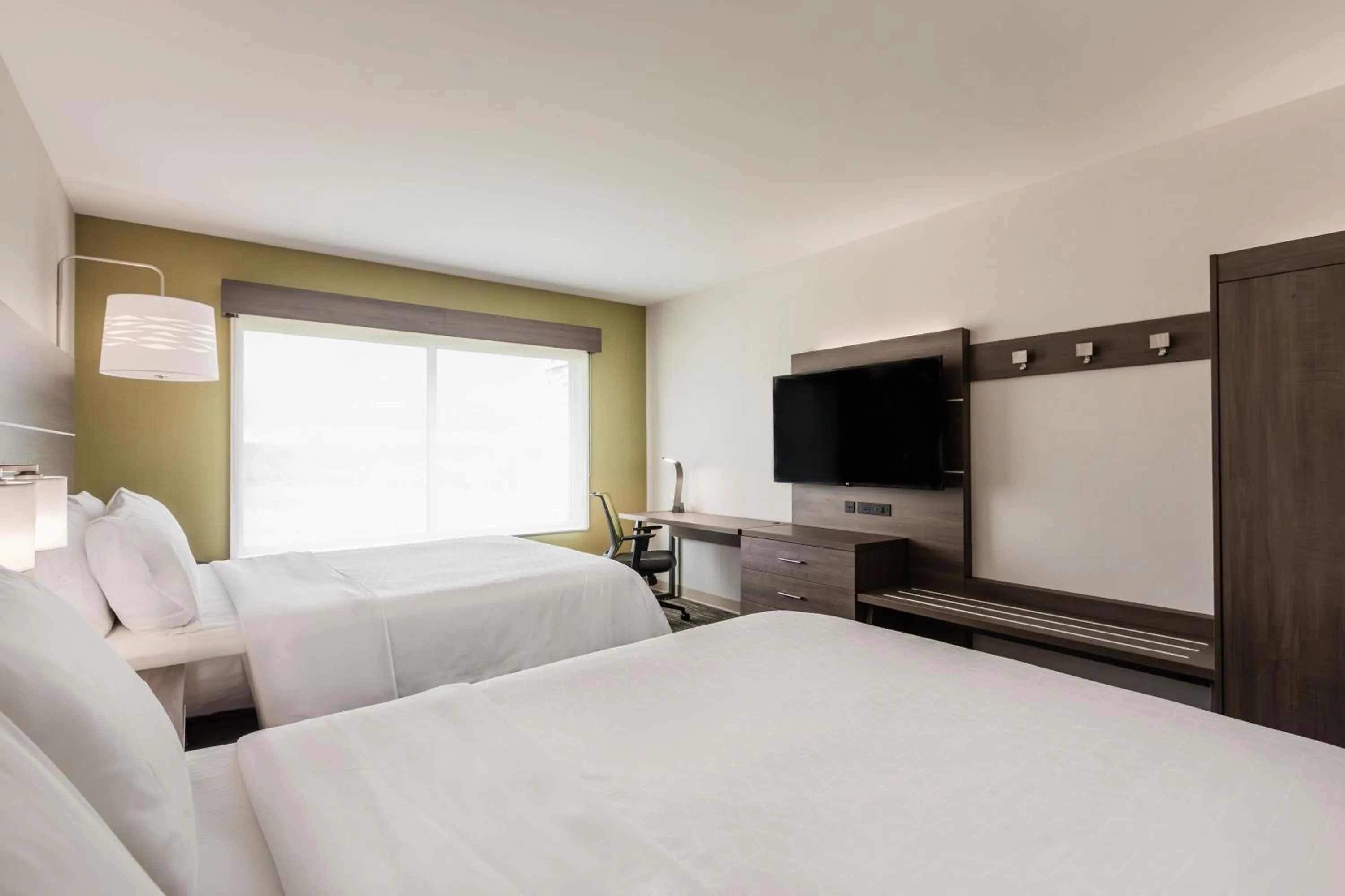 Photo of the whole room, Bed in Holiday Inn Express & Suites - Welland
