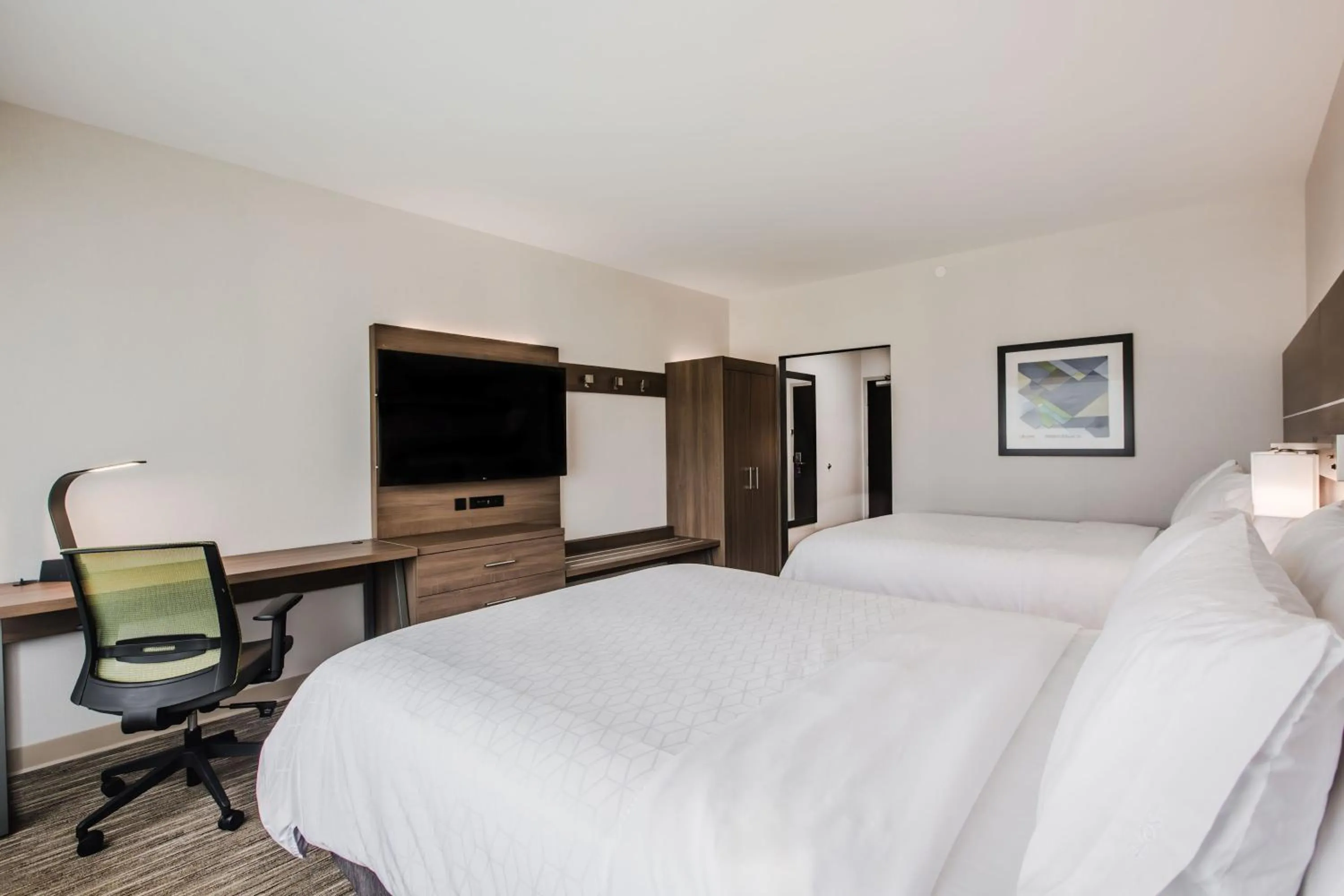 Photo of the whole room, Bed in Holiday Inn Express & Suites - Welland
