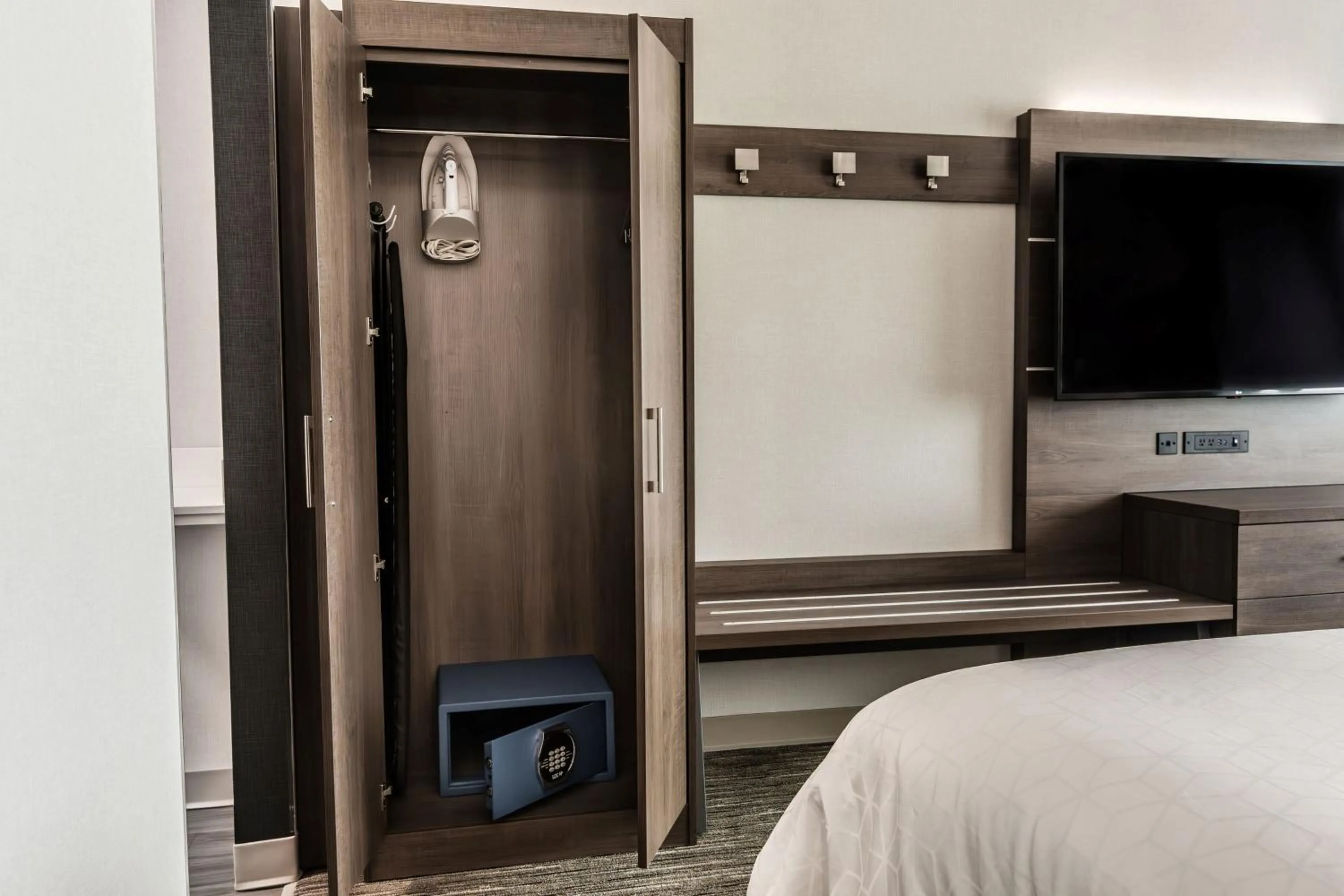 Photo of the whole room, Bed in Holiday Inn Express & Suites - Welland