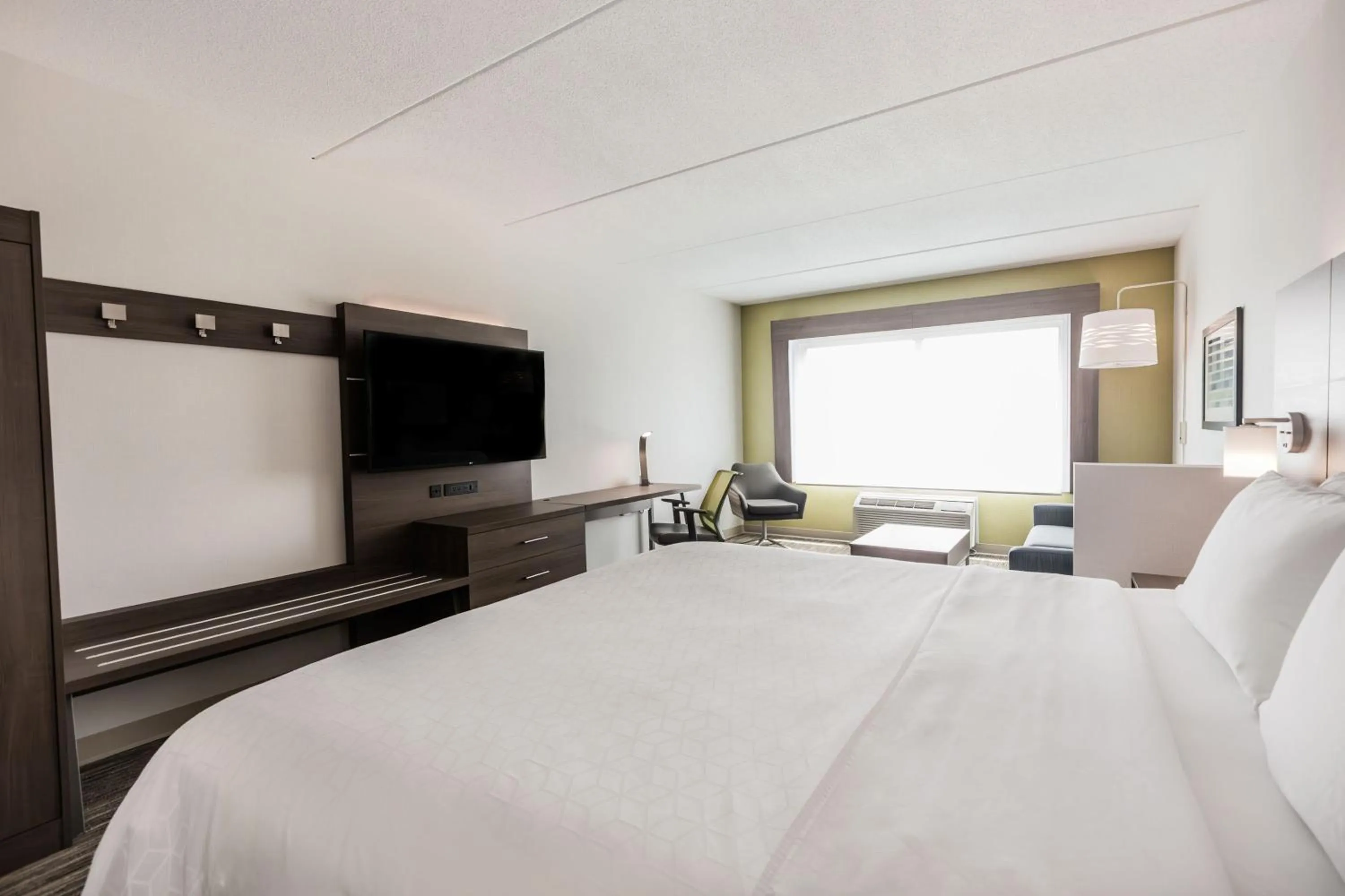 Photo of the whole room, Bed in Holiday Inn Express & Suites - Welland