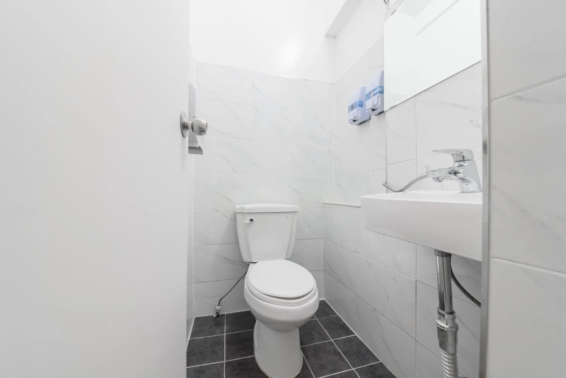 Shower in Itaewon Yellow Guesthouse