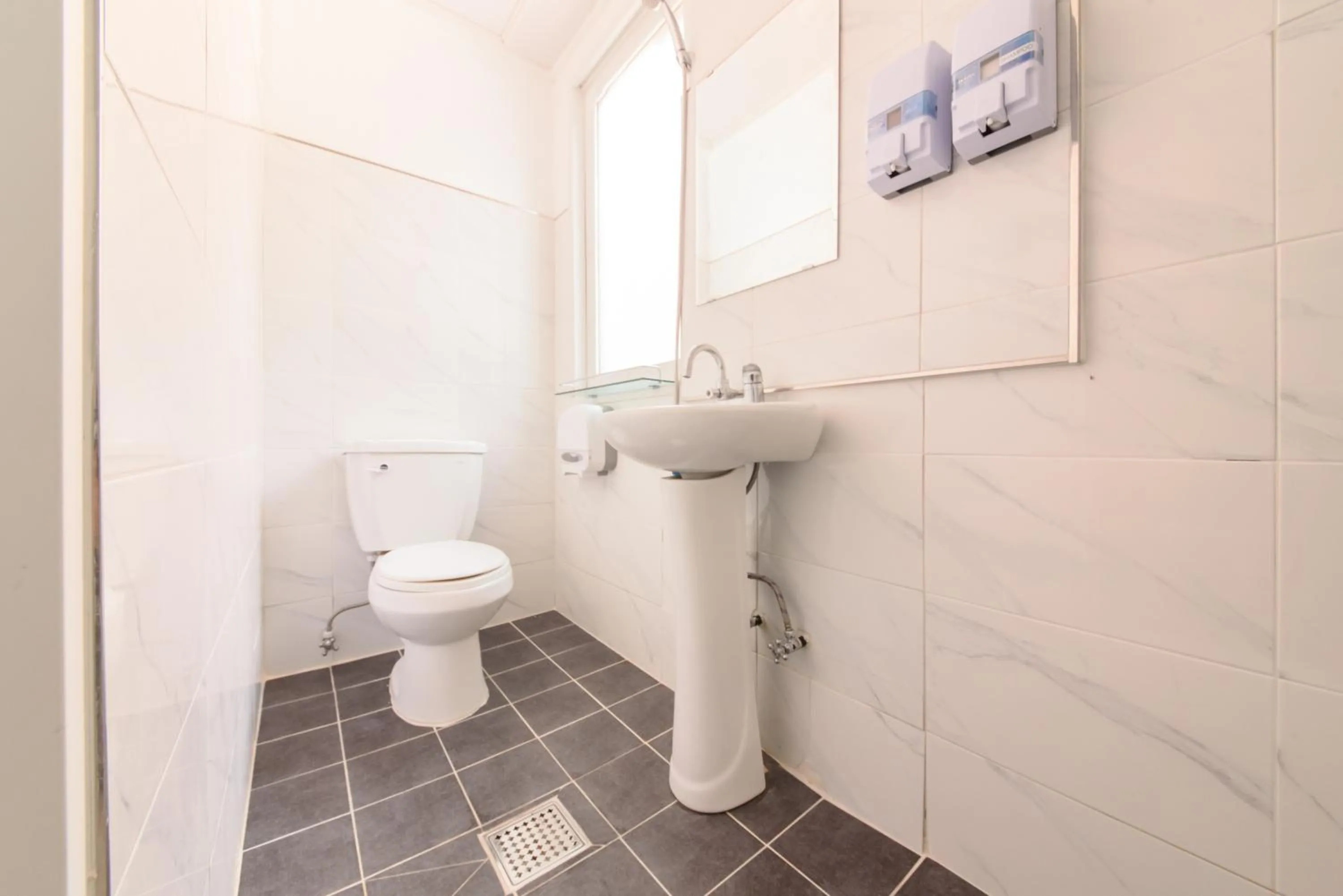 Shower in Itaewon Yellow Guesthouse