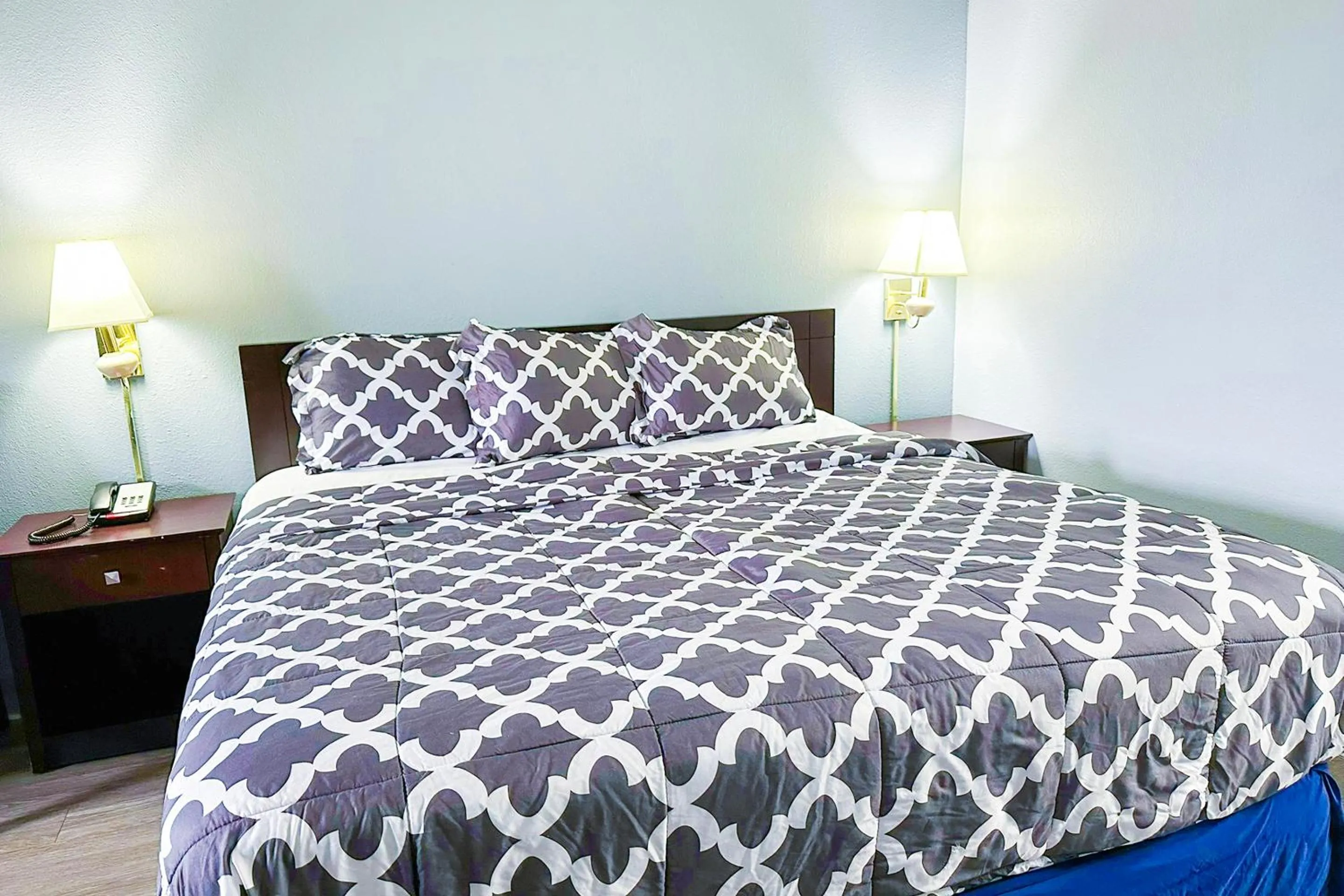 Bedroom, Bed in Happy Stay Inn Madisonville I-69 By OYO