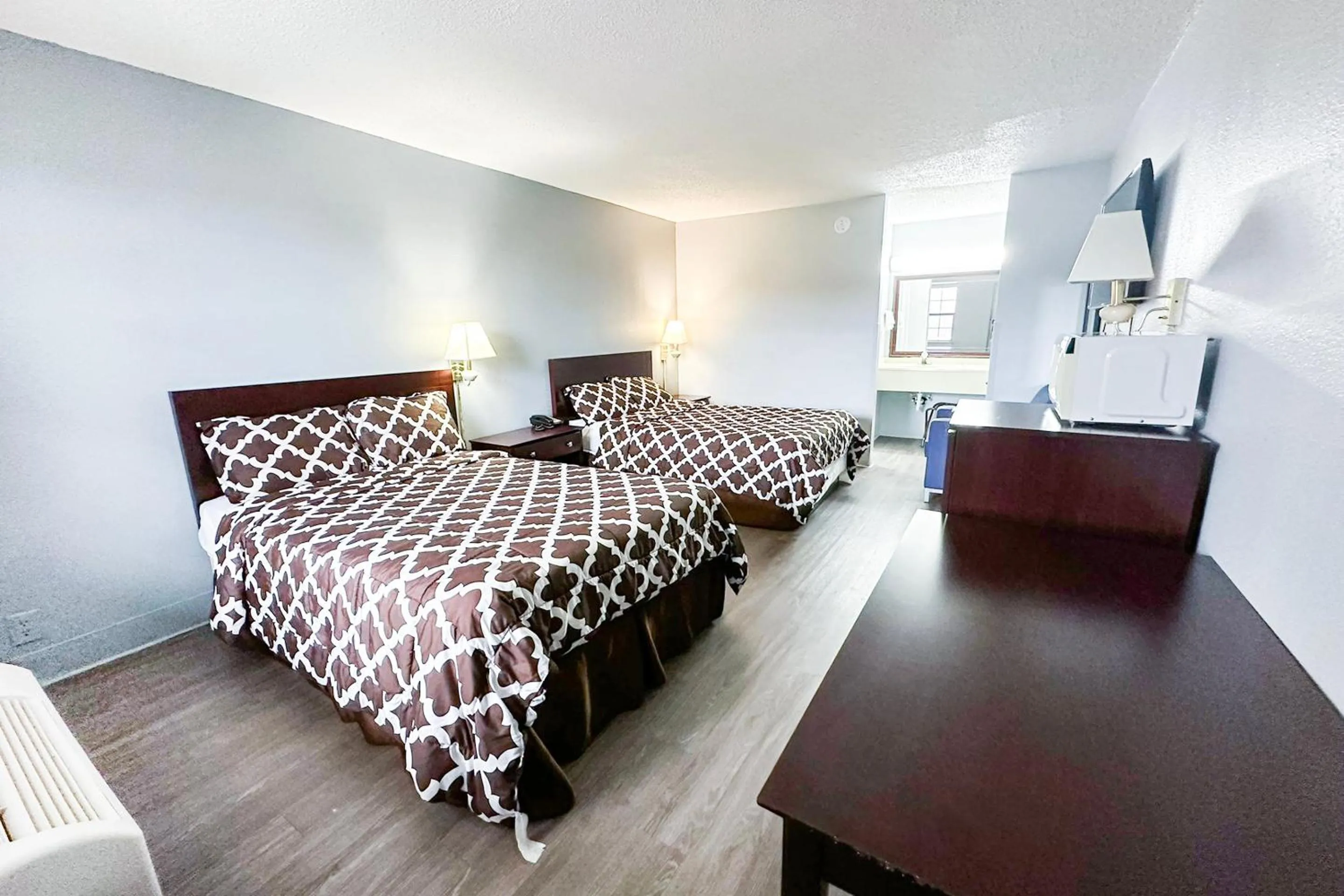 Bedroom, Bed in Happy Stay Inn Madisonville I-69 By OYO