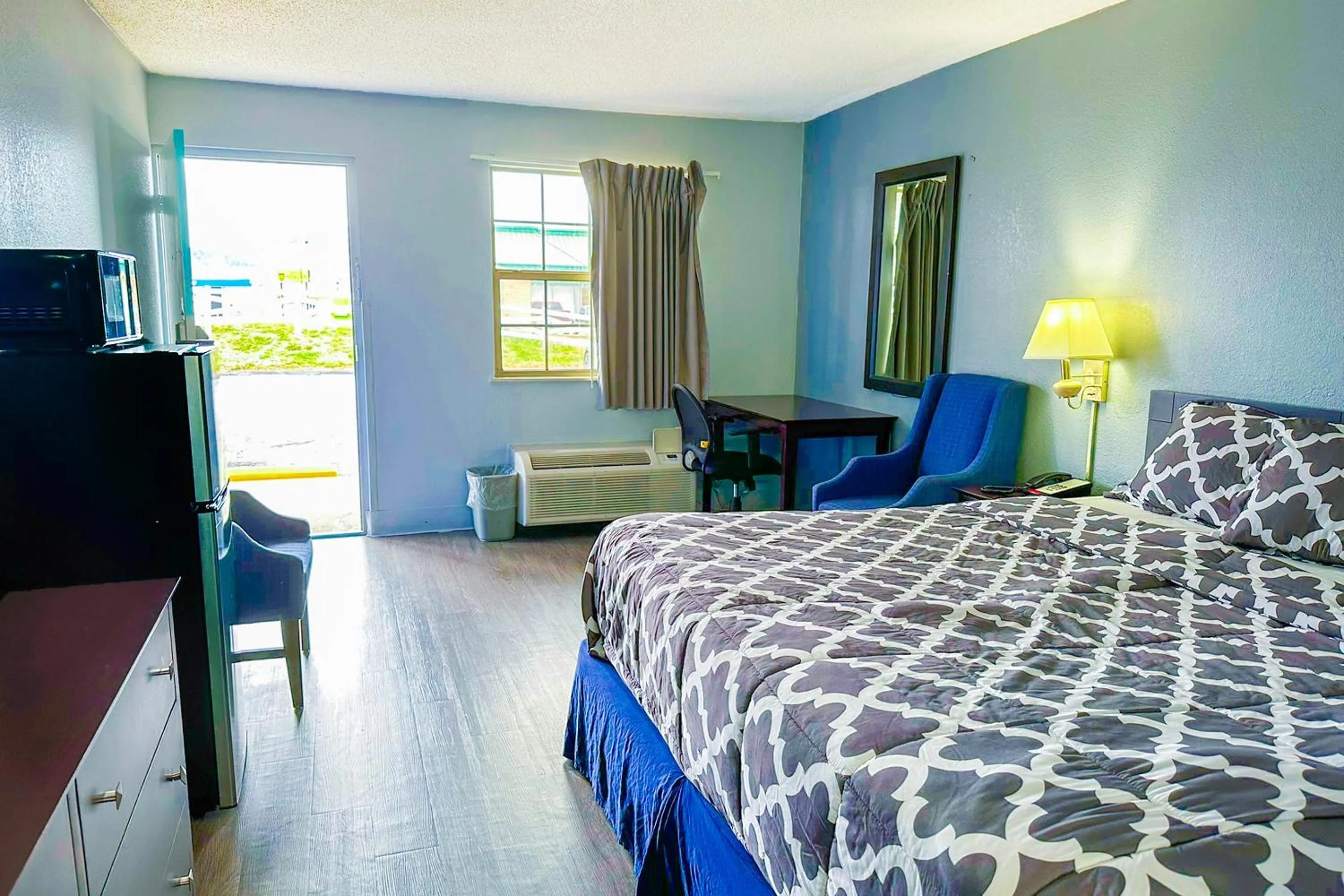 Bedroom, Bed in Happy Stay Inn Madisonville I-69 By OYO