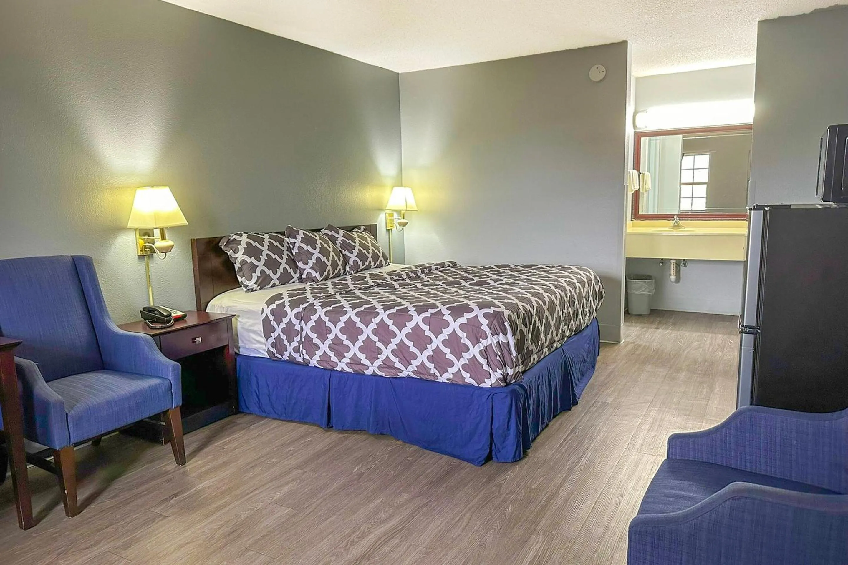 Bedroom, Bed in Happy Stay Inn Madisonville I-69 By OYO