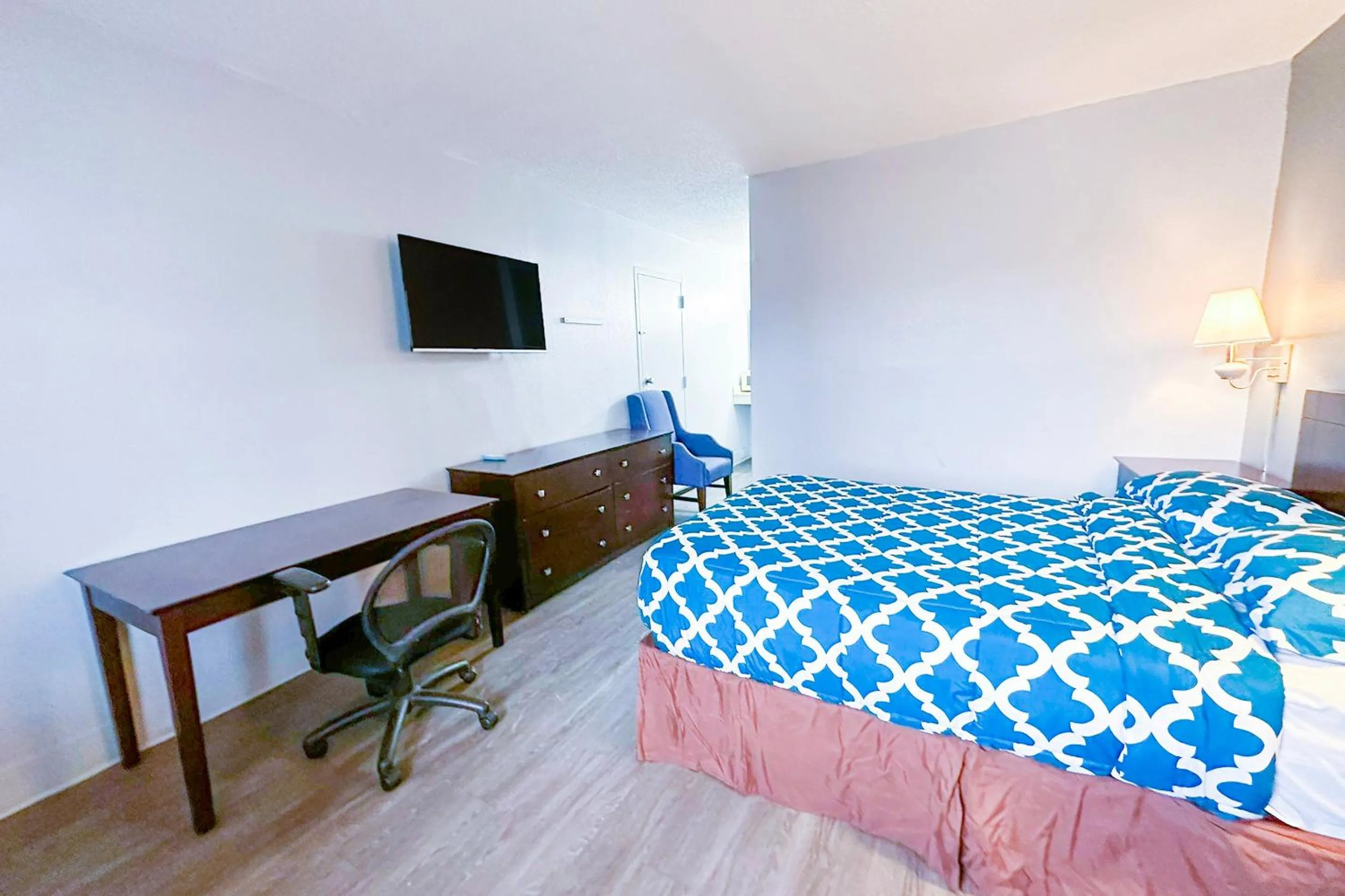 Bedroom, Bed in Happy Stay Inn Madisonville I-69 By OYO